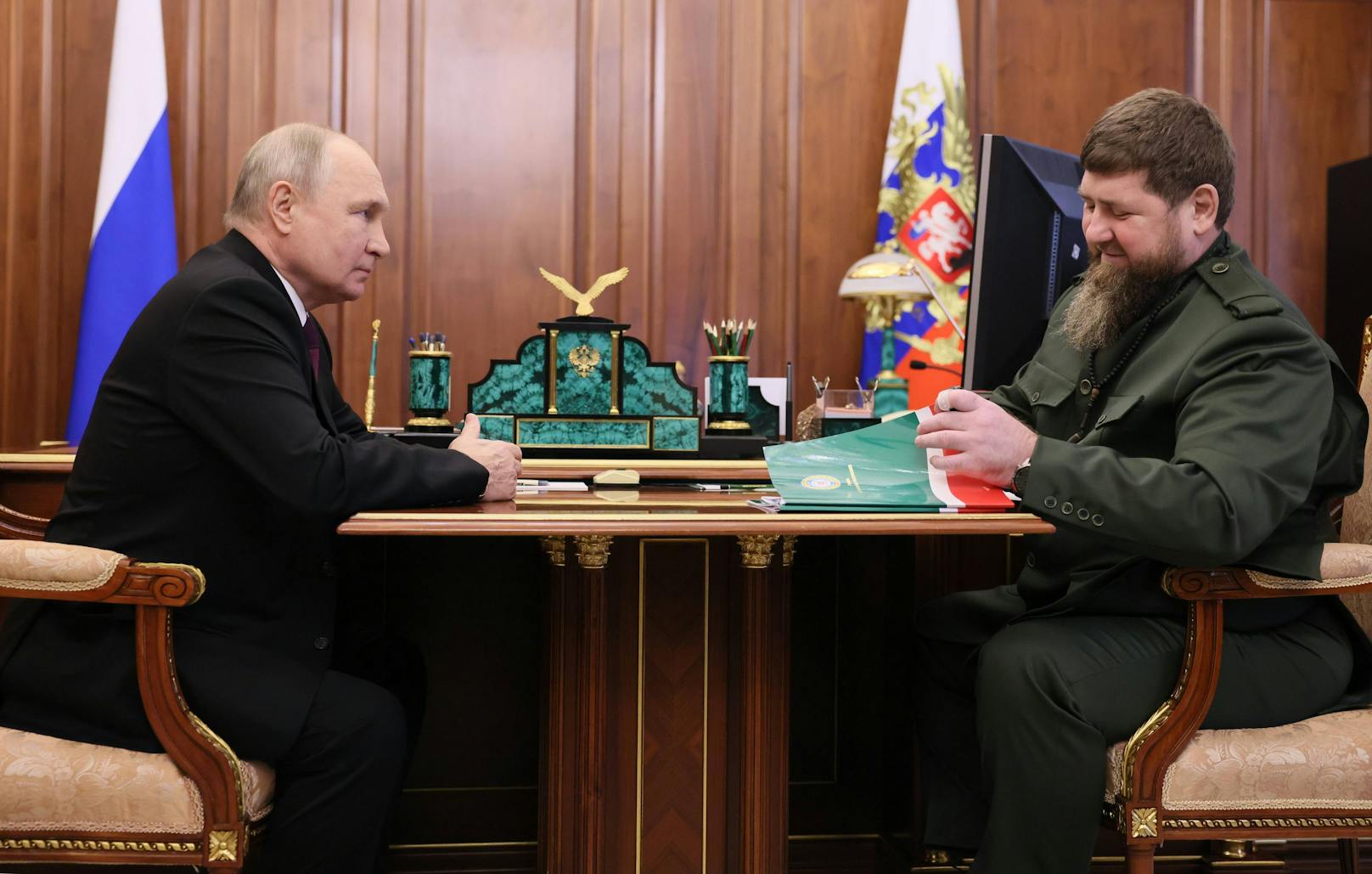 Nun zeigte sich Kadyrow bestens aufgelegt im Kreml bei dem Treffen mit Putin, beide lächelten zufrieden.