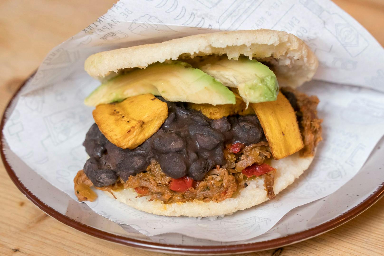 Arepas mit Avocado und Fleisch