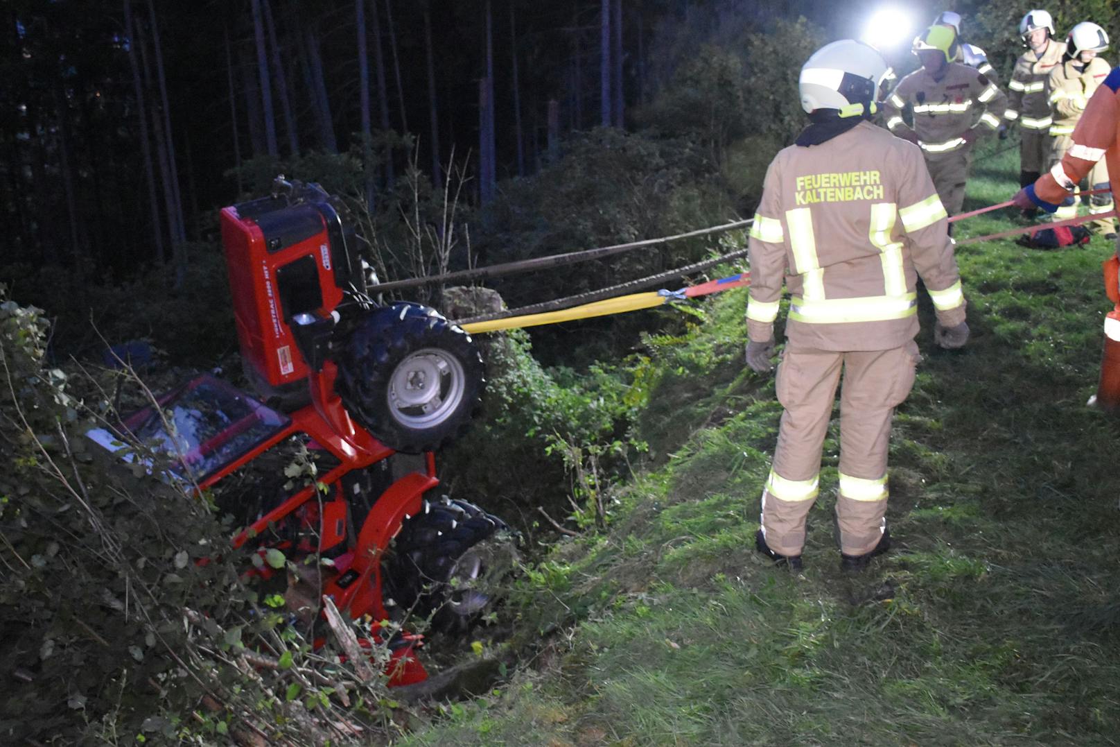 Aus bislang unbekannter Ursache kippte gegen 18:30 Uhr der Kleintraktor seitlich eine Böschung hinab und überschlug sich.