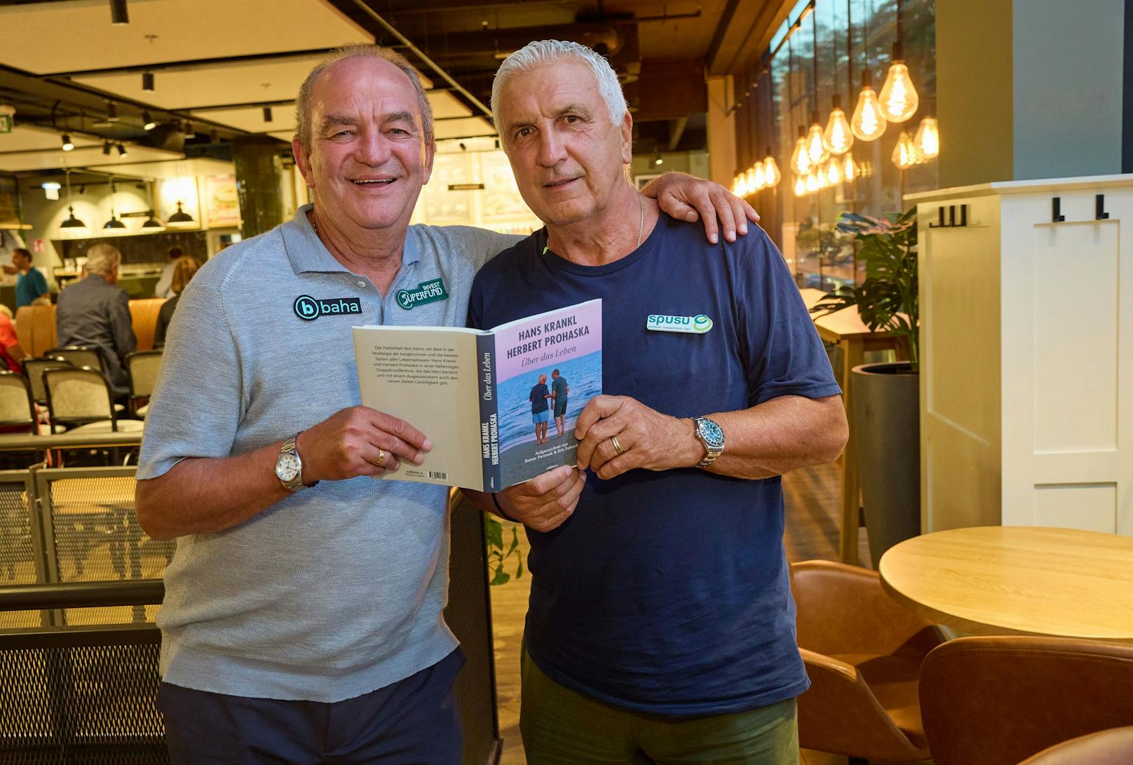 Herbert Prohaska und Hans Krankl stellen ihr gemeinsames Buch vor. 