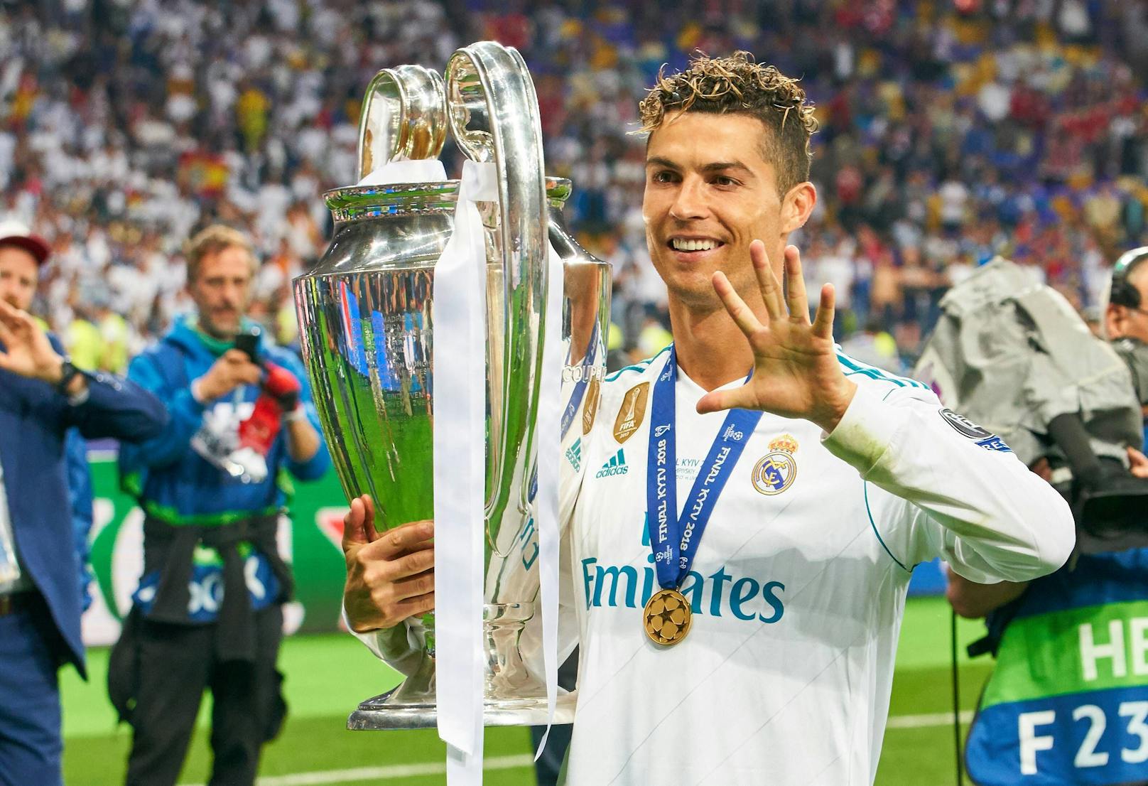 Cristiano Ronaldo jubelt mit dem Champions-League-Pokal