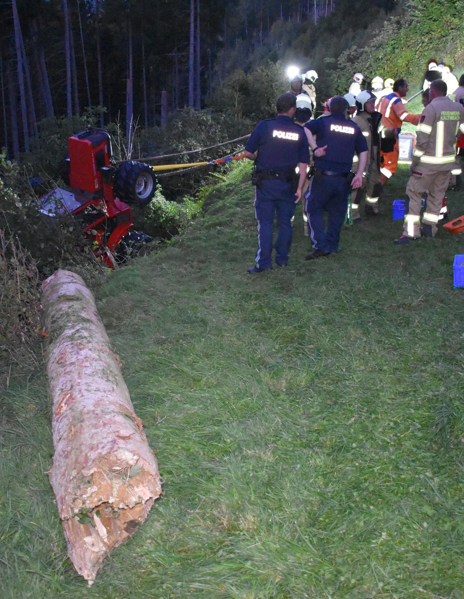 Während der Mann Holzarbeiten im Wald unterhalb eines Feldweges durchführte und sich der gemeinsam 5-jährige Sohn etwas abseits der Mutter befand, bediente diese die Seilwinde an einem Kleintraktor und zog bereits gefällte Bäume aus dem Wald auf den Feldweg.