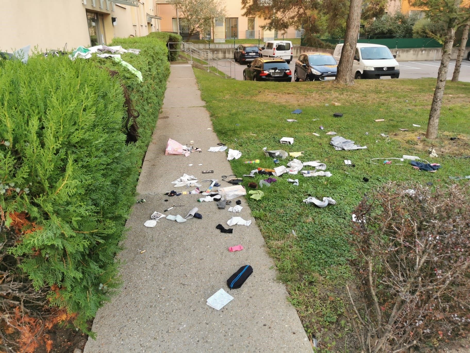 Wirre Szenen spielten sich in Wien-Favoriten ab: Ein 37-jähriger Mann warf Gegenstände aus dem Fenster und beschimpfte Passanten auf der Straße.