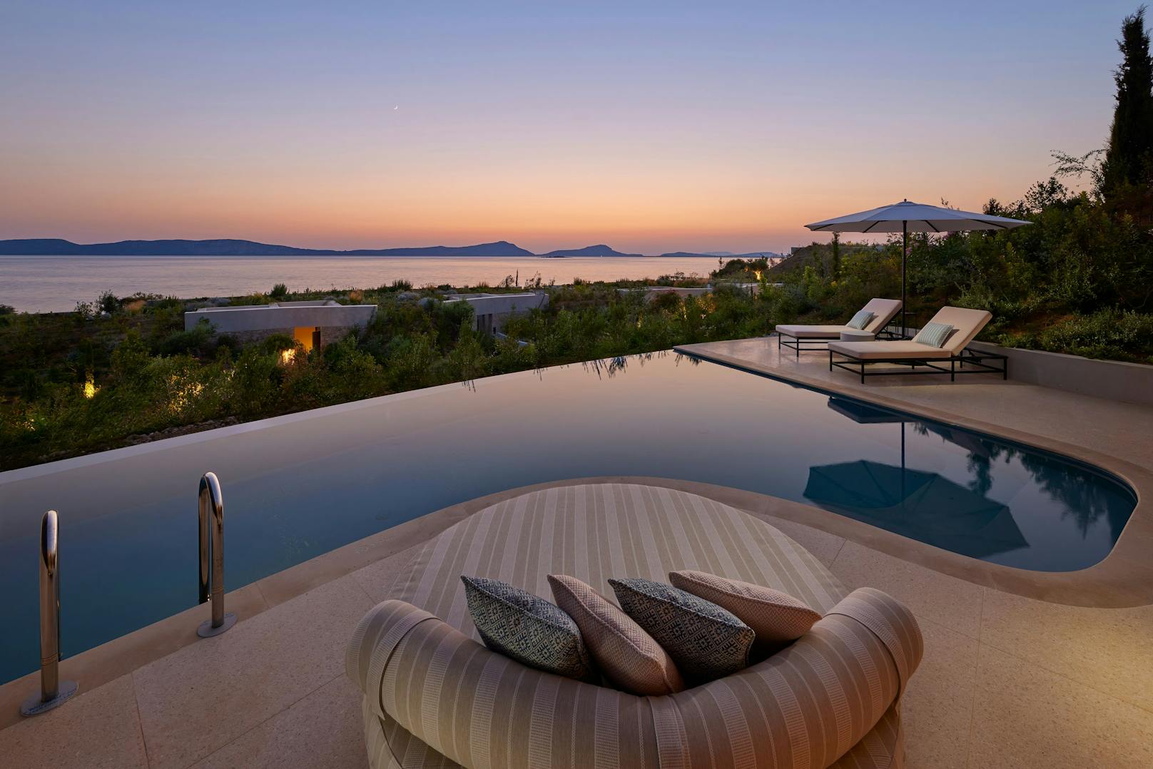 Mandarin Oriental, Costa Navarino ist ein Resort, das seinen Gästen den ultimativen Luxus bietet - und atemberaubende Sonnenuntergänge. Mit 99 Villen und Suiten ist das Hotel eine Luxusklasse für sich.