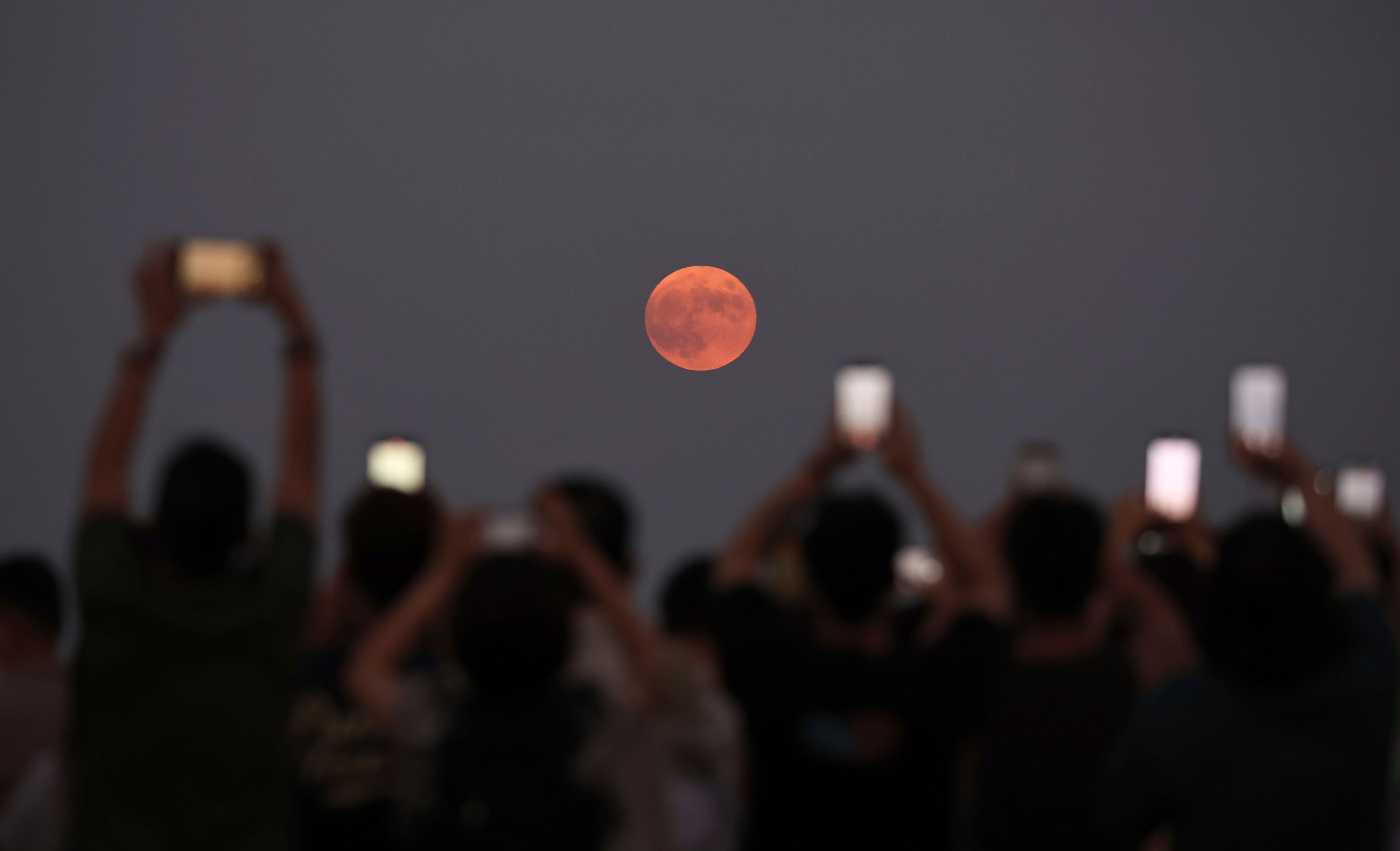 Download von www.picturedesk.com am 29.09.2023 (11:53).  The mid-autumn full moon is observed from Shibuya Sky in Shibuya Ward, Tokyo on September 29, 2023. The harvest moon, which is called the mid-autumn full moon, becomes bigger than usual full moon.( The Yomiuri Shimbun via AP Images ) - 20230929_PD3045 - Rechteinfo: Rights Managed (RM)