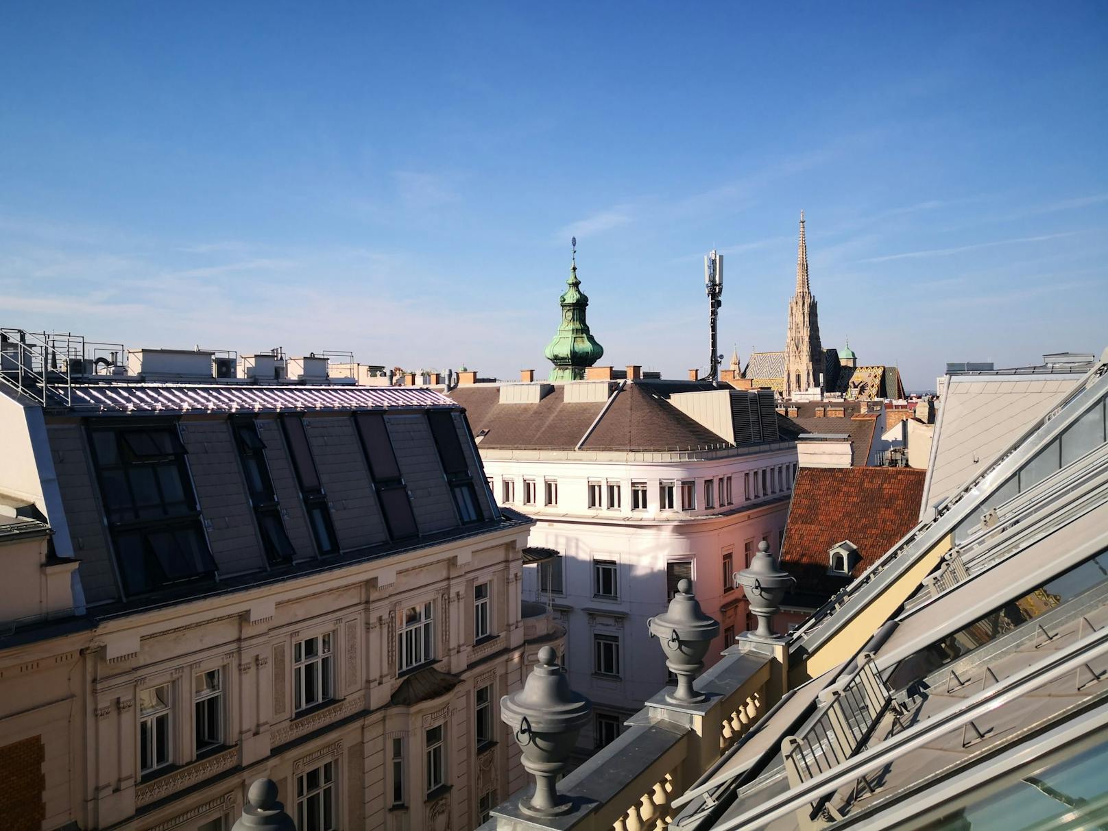 Blick auf die Wiener Innenstadt samt Steffl an einem sonnigen Spätherbsttag. 