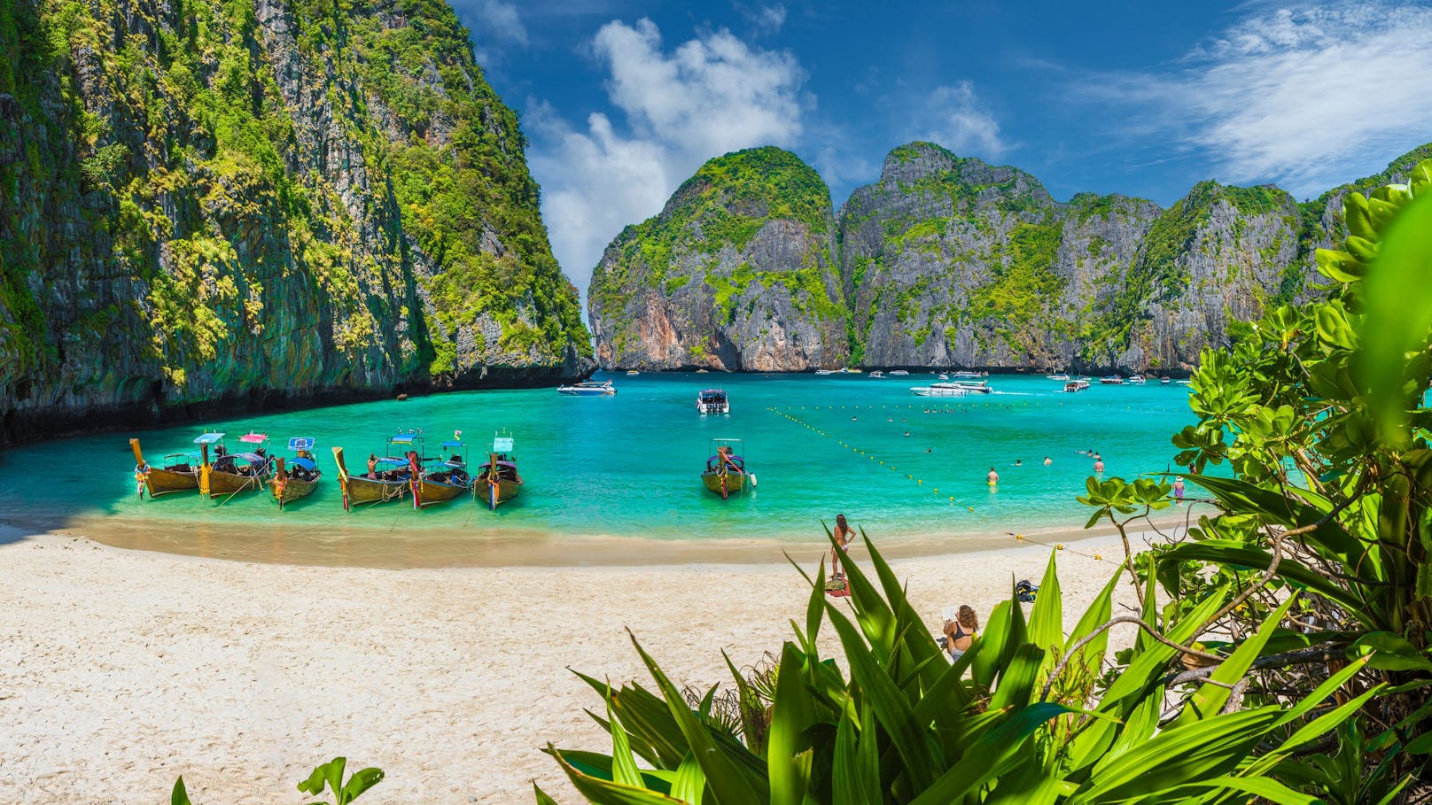 Nach zwei Monaten Erholungspause öffnet die weltberühmte Maya Bay im thailändischen Traum-Archipel Phi Phi Island wieder für Besucher.