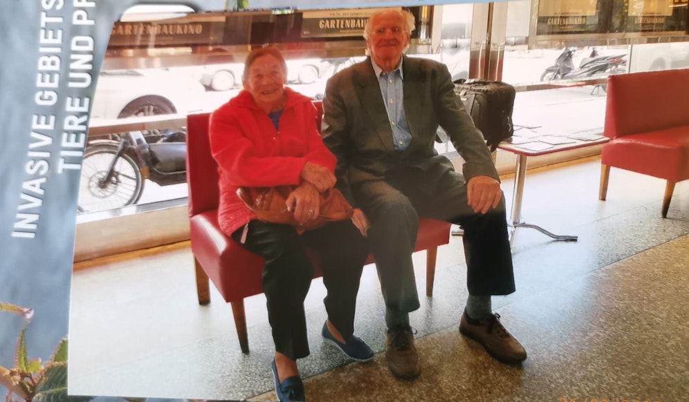 Das letzte gemeinsame Foto: Das Opfer (80) und der Gatte (82) waren 57 Jahre lang ein Herz und eine Seele. Am Dienstag starb die 80-Jährige durch einen grauenvollen Unfall.