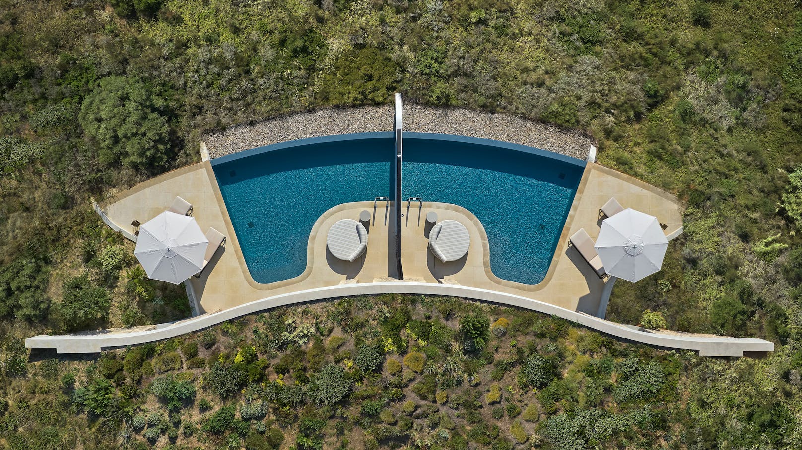 Mandarin Oriental hat ein neues Resort in Griechenland eröffnet. Die Villen "verschmelzen" dabei regelrecht mit der Landschaft.