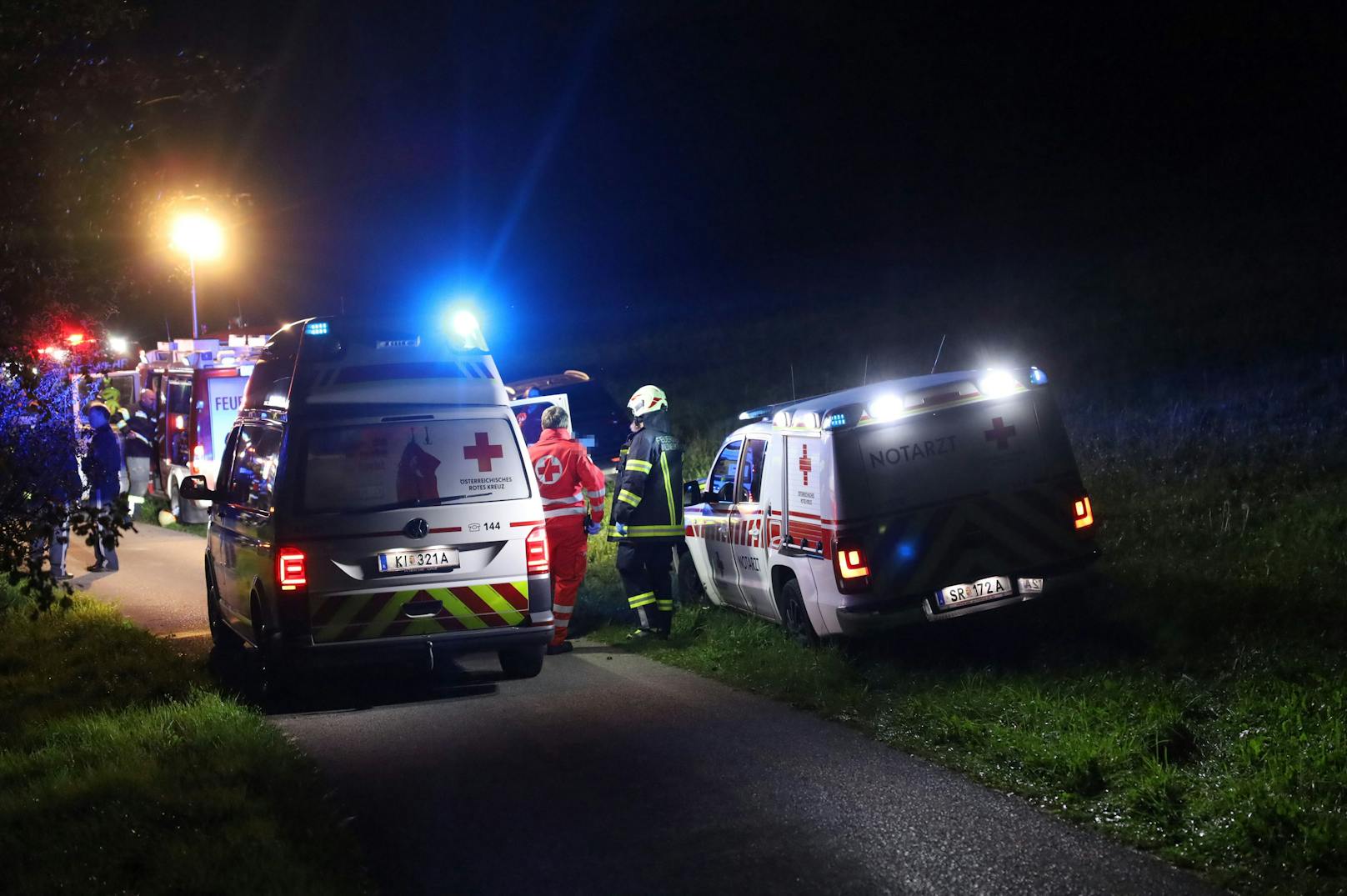 Drei Feuerwehren, Rettungsdienst, Notarzt und die Polizei standen in der Nacht auf Freitag bei einem Küchenbrand in einem Haus in Waldneukirchen (Bezirk Steyr-Land) im Einsatz.