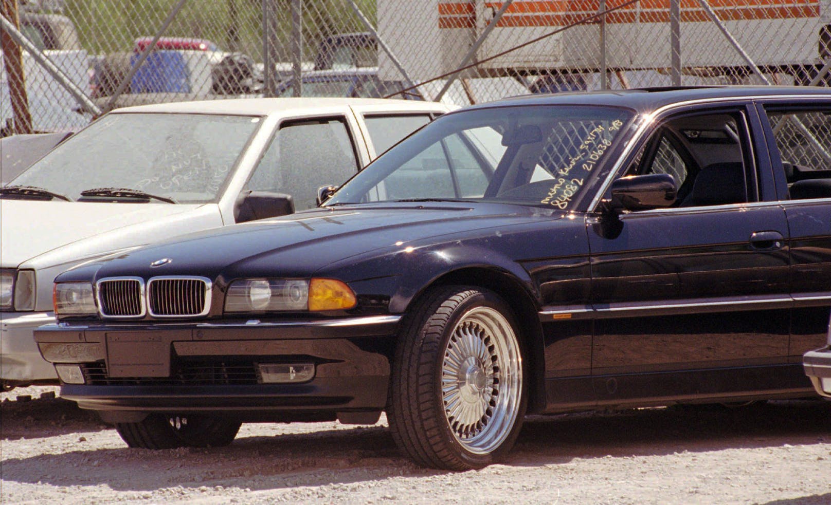 Archivbild des zerschossenen BMWs von Tupac Shakur aufgenommen am 8. September 1996. Der Wagen wurde 2017 von einem kalifornischen Händler für 1,5 Millionen Dollar zum Verkauf angeboten.