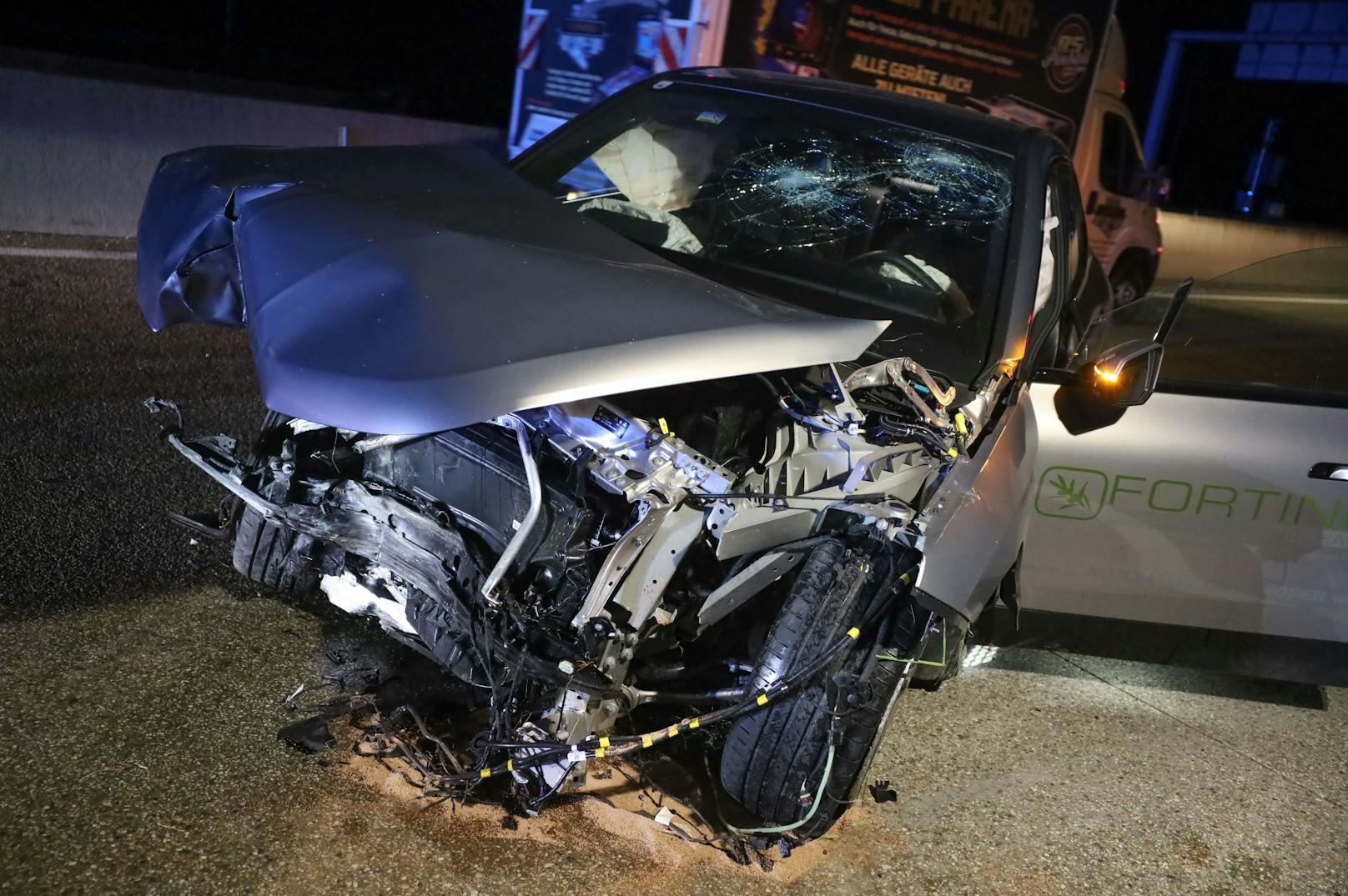 Einen Verletzten hat am späten Donnerstagabend ein schwerer Verkehrsunfall auf der A1 Westautobahn bei Eberstalzell (Bezirk Wels-Land) gefordert.