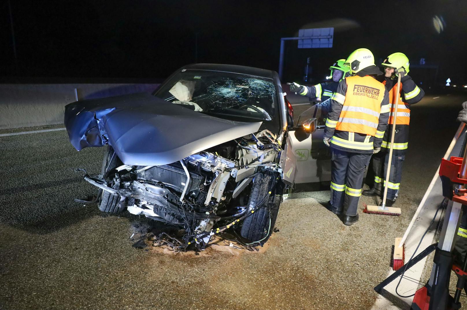 Einen Verletzten hat am späten Donnerstagabend ein schwerer Verkehrsunfall auf der A1 Westautobahn bei Eberstalzell (Bezirk Wels-Land) gefordert.
