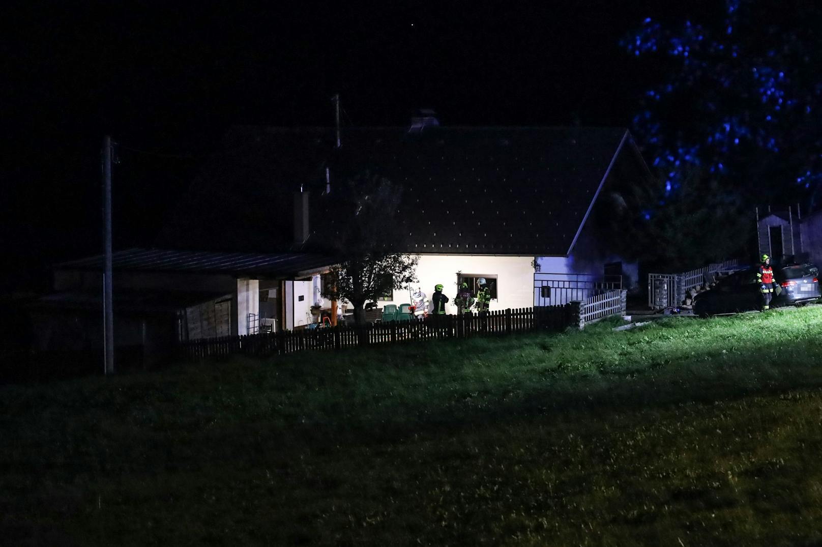 Drei Feuerwehren, Rettungsdienst, Notarzt und die Polizei standen in der Nacht auf Freitag bei einem Küchenbrand in einem Haus in Waldneukirchen (Bezirk Steyr-Land) im Einsatz.