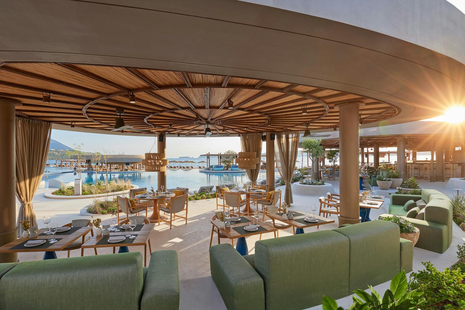Am Strand findet sich nicht nur eine luftige Strandbar, sondern auch die Pizzeria Sapienza by Daniele Cason sowie das Restaurant Tahir, das mit libanesischen Köstlichkeiten aufwartet.