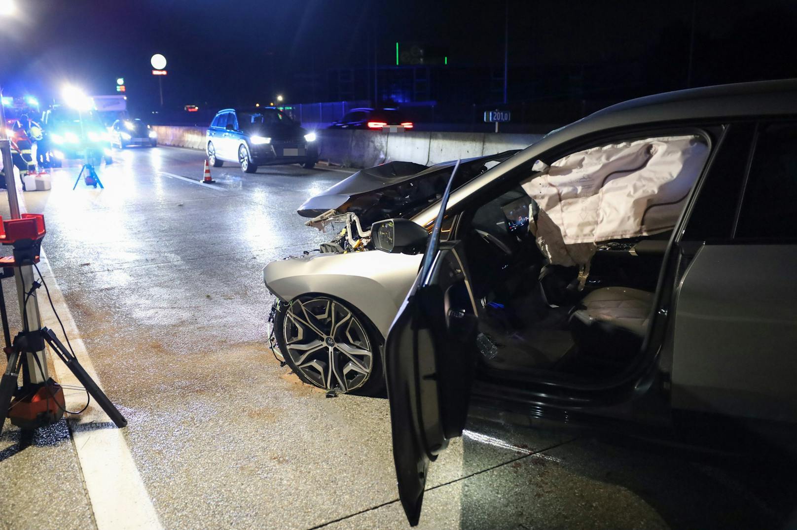 Einen Verletzten hat am späten Donnerstagabend ein schwerer Verkehrsunfall auf der A1 Westautobahn bei Eberstalzell (Bezirk Wels-Land) gefordert.