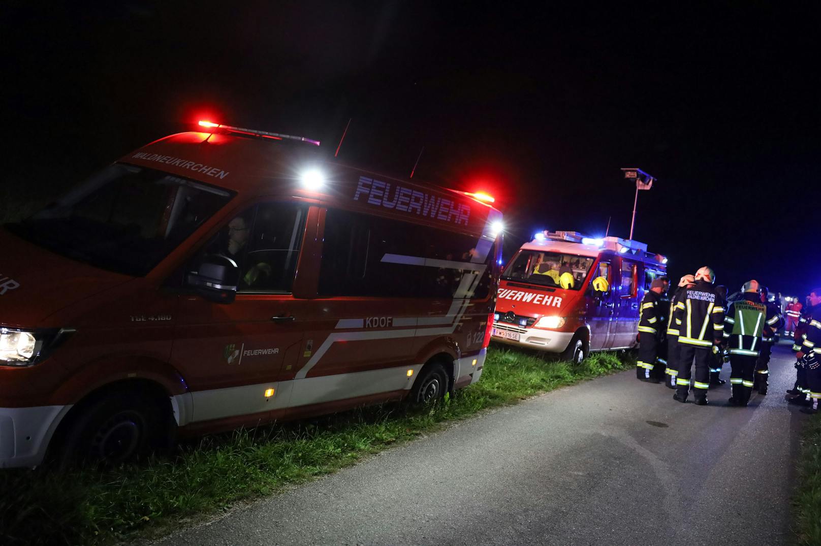 Drei Feuerwehren, Rettungsdienst, Notarzt und die Polizei standen in der Nacht auf Freitag bei einem Küchenbrand in einem Haus in Waldneukirchen (Bezirk Steyr-Land) im Einsatz.