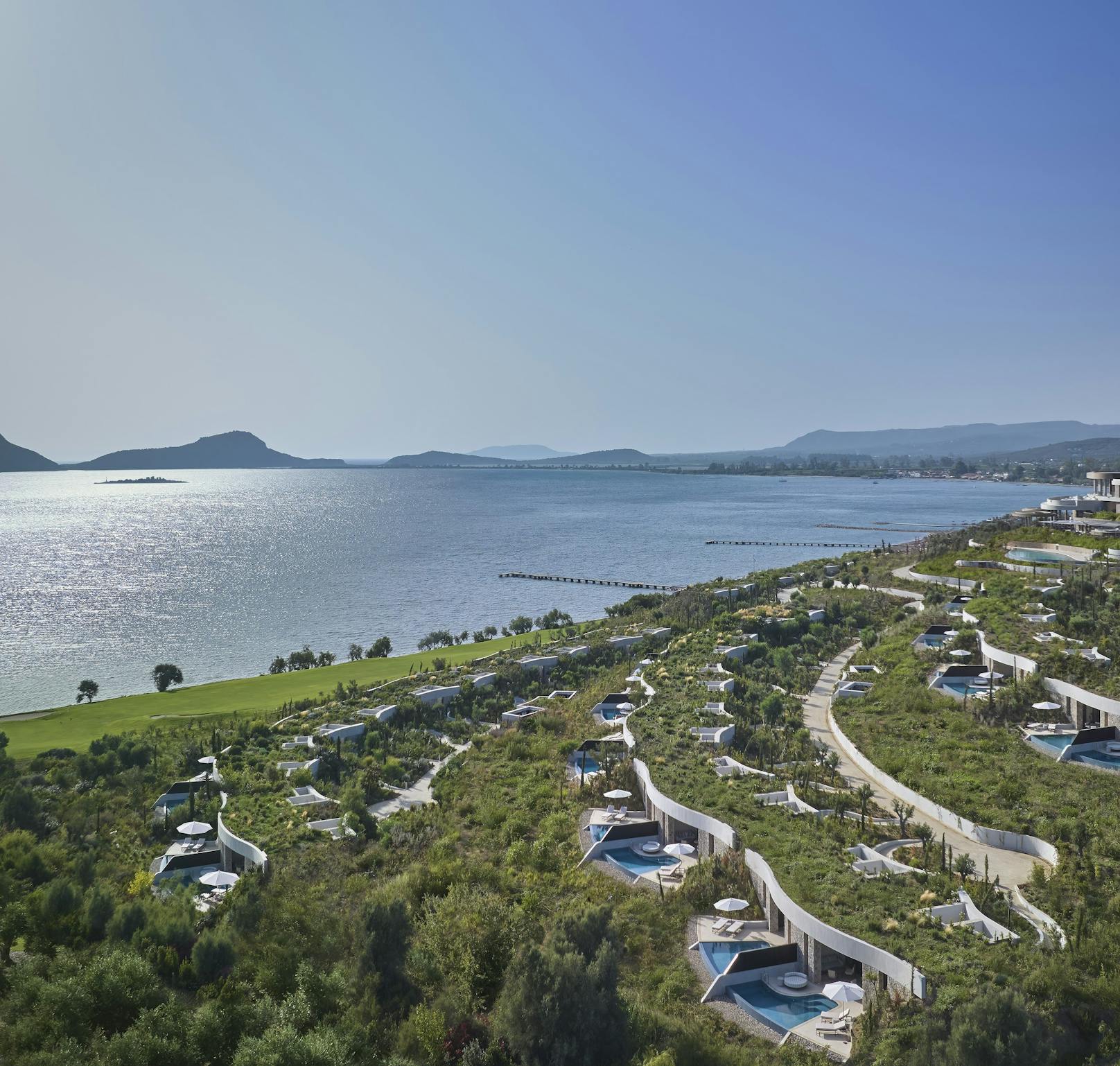 Mandarin Oriental hat ein neues Resort in Griechenland eröffnet. Die Villen "verschmelzen" dabei regelrecht mit der Landschaft.
