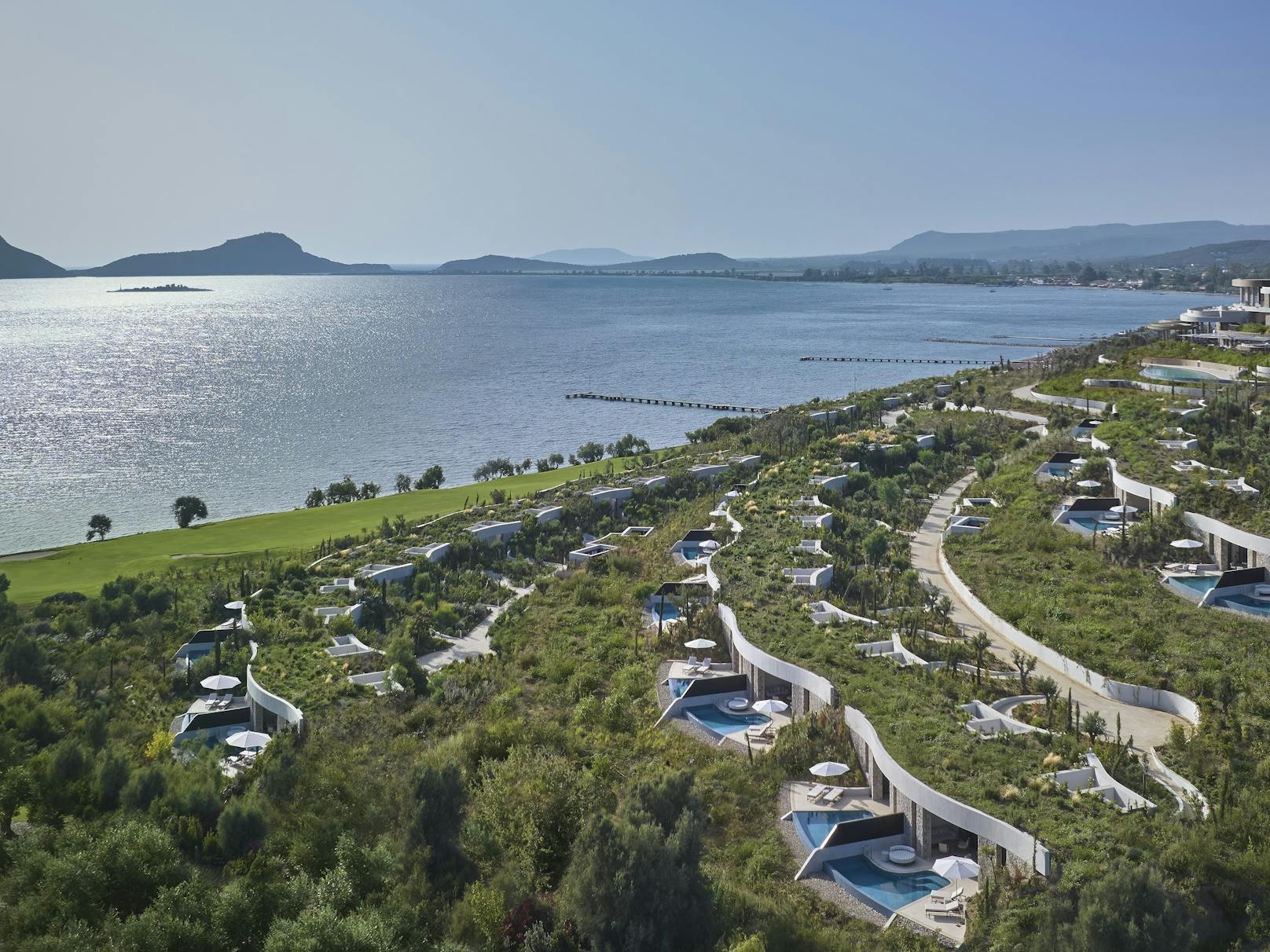 Mandarin Oriental hat sein erstes Resort in Griechenland eröffnet. Die Villen "verschmelzen" dabei regelrecht mit der Landschaft.