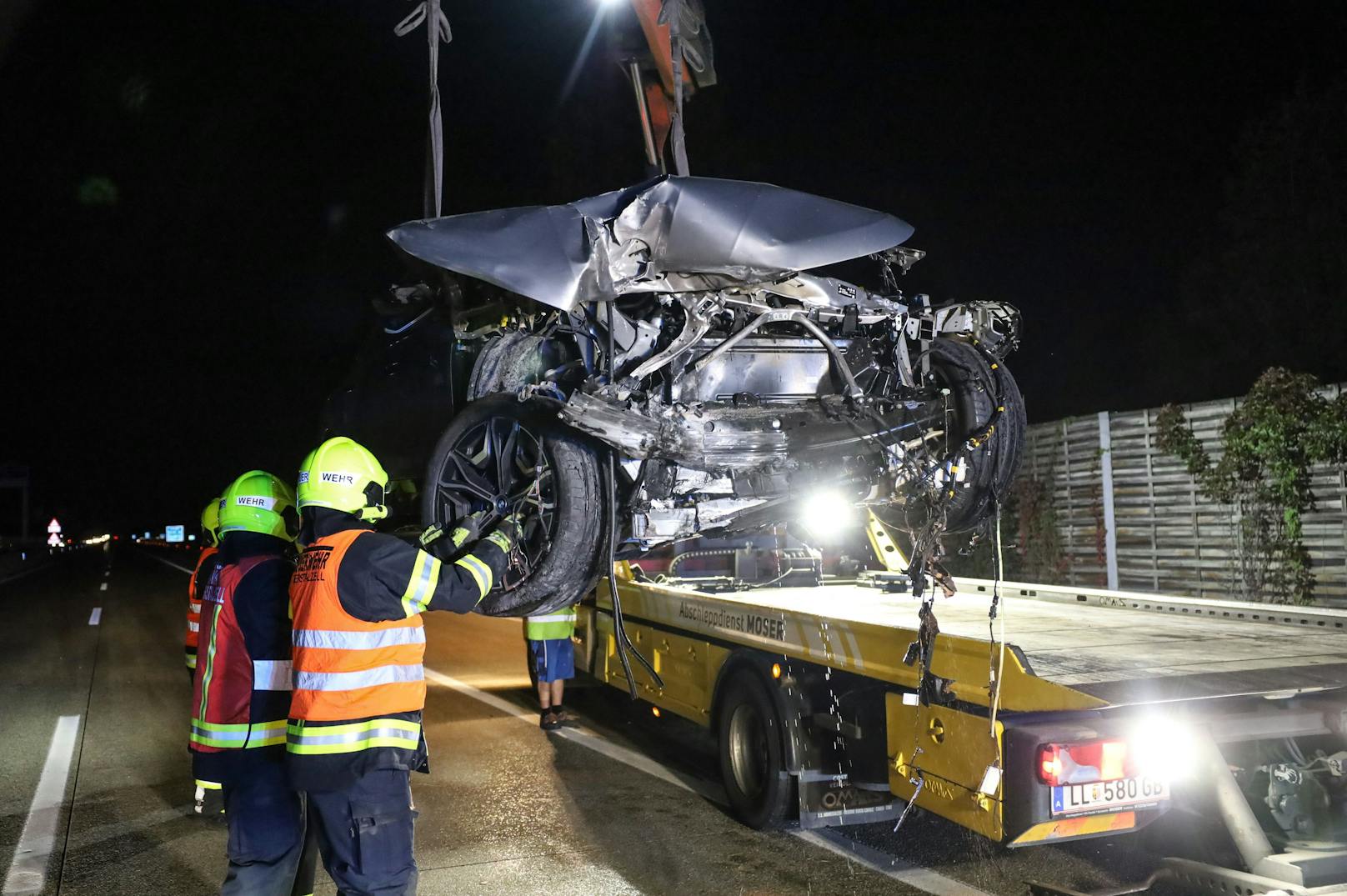 Einen Verletzten hat am späten Donnerstagabend ein schwerer Verkehrsunfall auf der A1 Westautobahn bei Eberstalzell (Bezirk Wels-Land) gefordert.