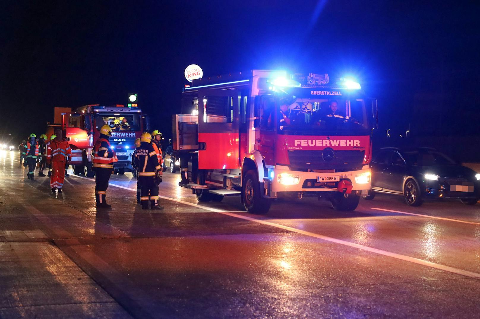 Einen Verletzten hat am späten Donnerstagabend ein schwerer Verkehrsunfall auf der A1 Westautobahn bei Eberstalzell (Bezirk Wels-Land) gefordert.