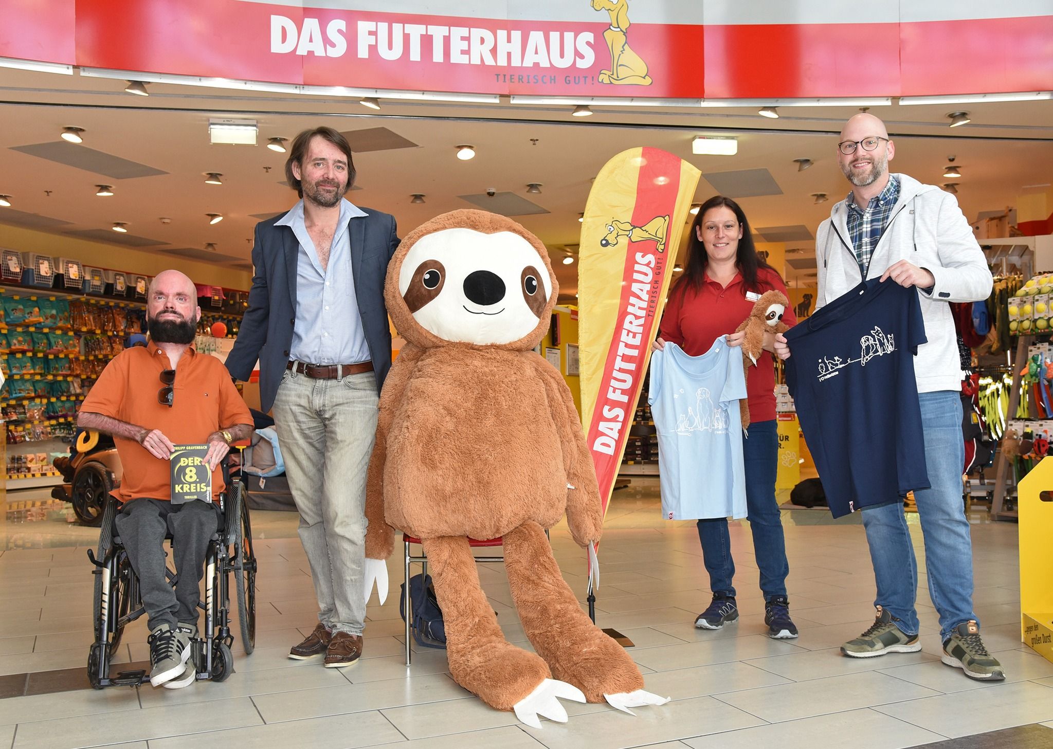 Das Faultier wurde "versteigert": Ricardo Zanot, Spender Phillipp Gravenbach, Sonja Taurok vom Futterhaus und Tierschutzverein Obmann Stv.Thomas Kainz 