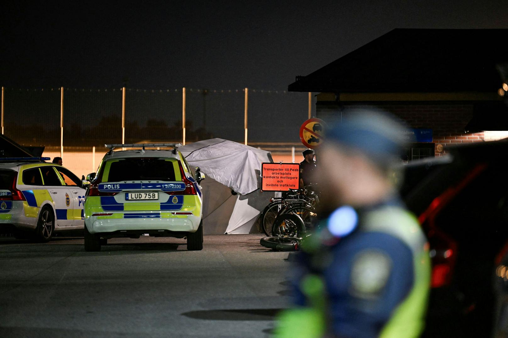 Am Mittwochabend war kurz nach 19 Uhr in einem wohlhabenden Vorort von Stockholm ein junger Mann in der Nähe einer Sportanlage erschossen worden.