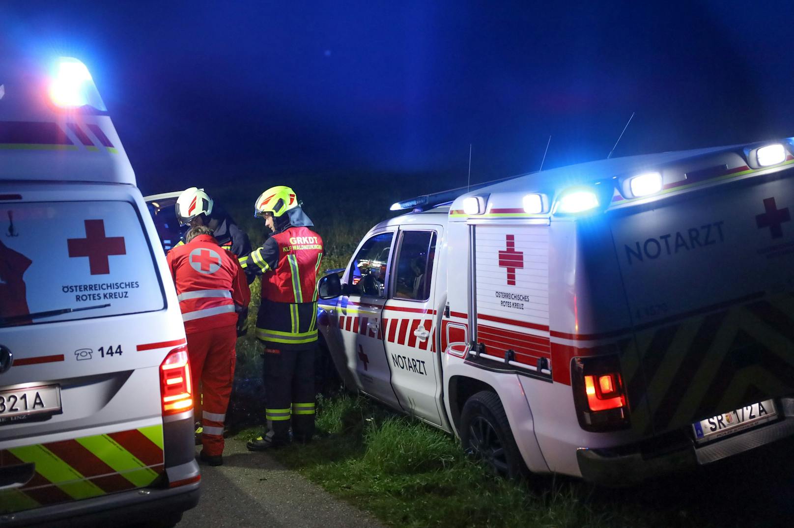 Drei Feuerwehren, Rettungsdienst, Notarzt und die Polizei standen in der Nacht auf Freitag bei einem Küchenbrand in einem Haus in Waldneukirchen (Bezirk Steyr-Land) im Einsatz.