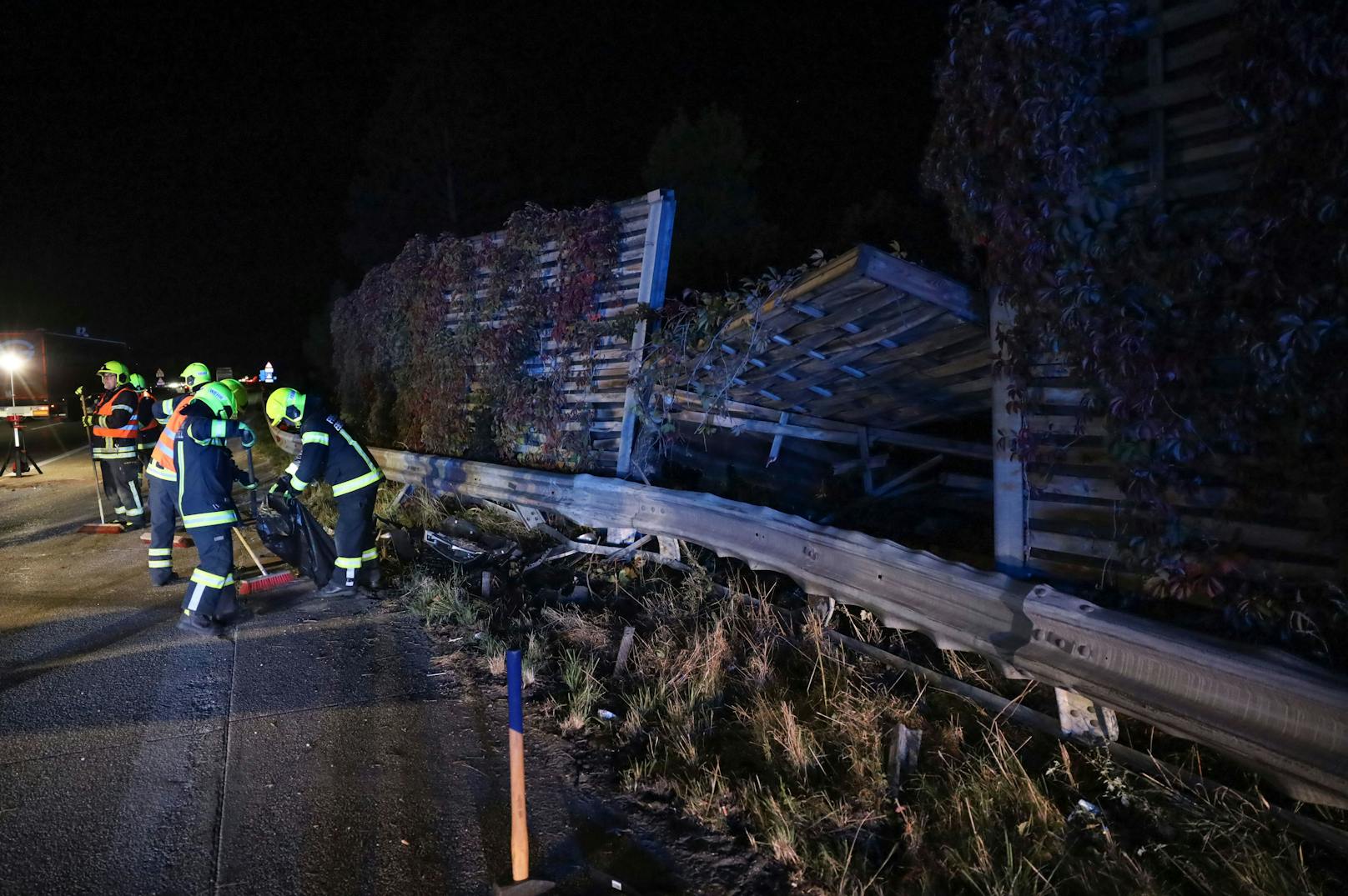 Einen Verletzten hat am späten Donnerstagabend ein schwerer Verkehrsunfall auf der A1 Westautobahn bei Eberstalzell (Bezirk Wels-Land) gefordert.