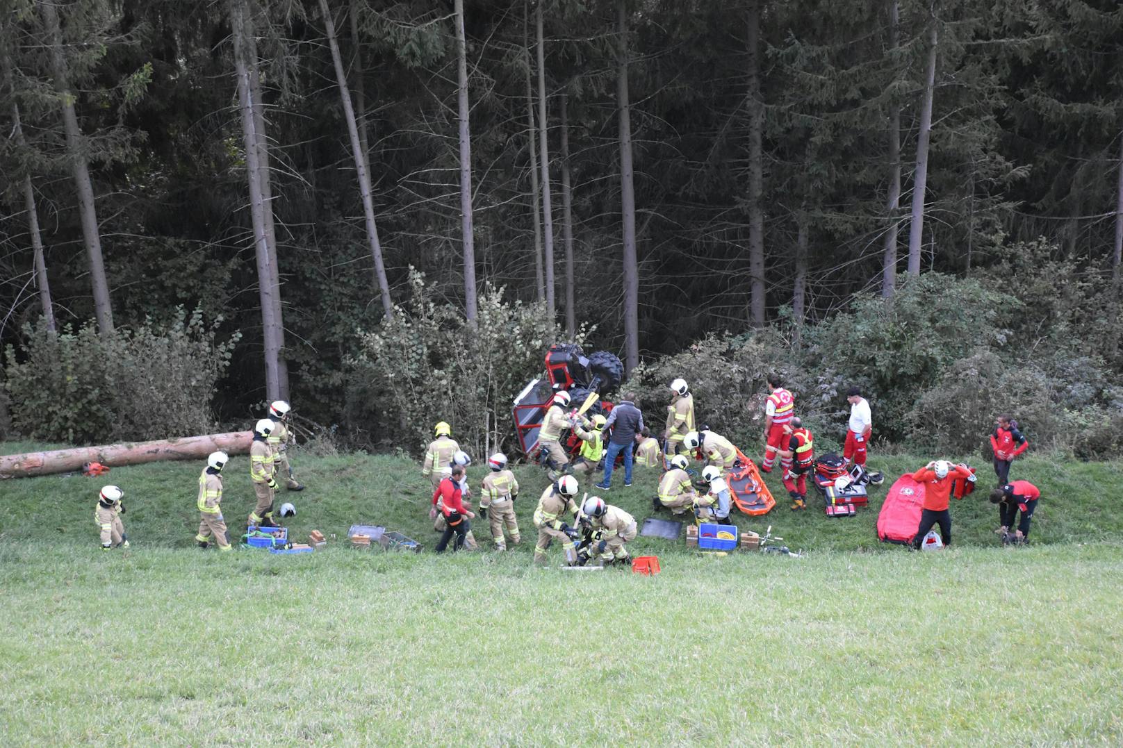 Im Einsatz standen der Notarzthubschrauber, die freiwilligen Feuerwehren Aschau mit 22 Einsatzkräften und Kaltenbach mit 11 Einsatzkräften, die Bergrettung Kaltenbach mit 11 Einsatzkräften, ein RTW des Rettungsdienstes und eine Polizeistreife.