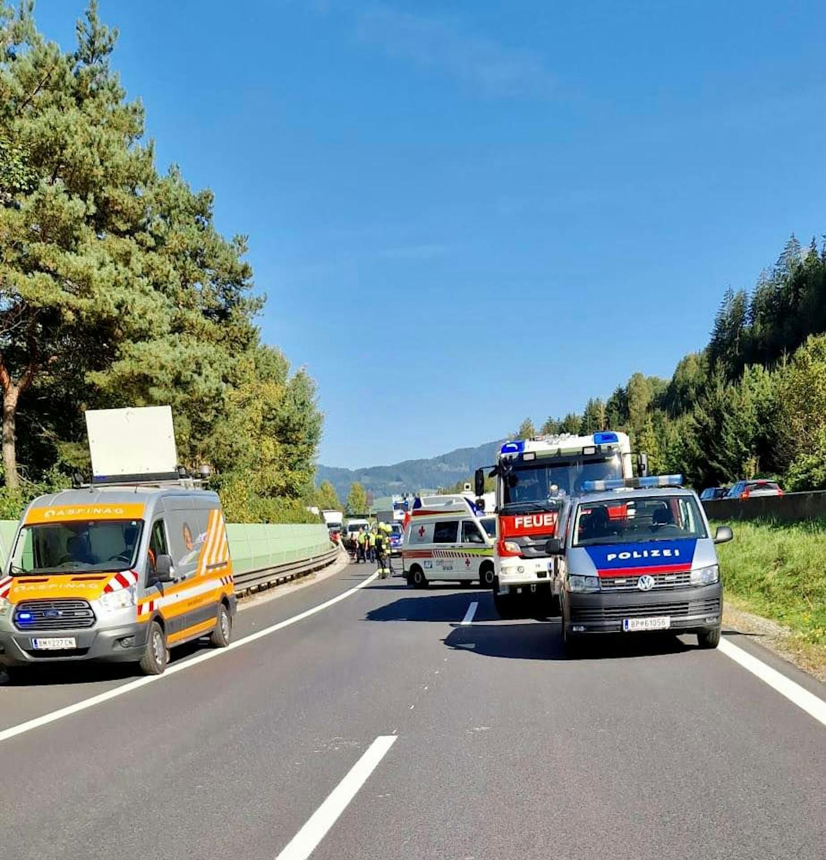 Die S6 war im Bereich der Unfallstelle für rund 90 Minuten gesperrt. 