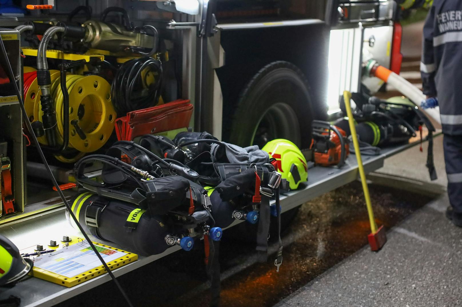 Drei Feuerwehren, Rettungsdienst, Notarzt und die Polizei standen in der Nacht auf Freitag bei einem Küchenbrand in einem Haus in Waldneukirchen (Bezirk Steyr-Land) im Einsatz.