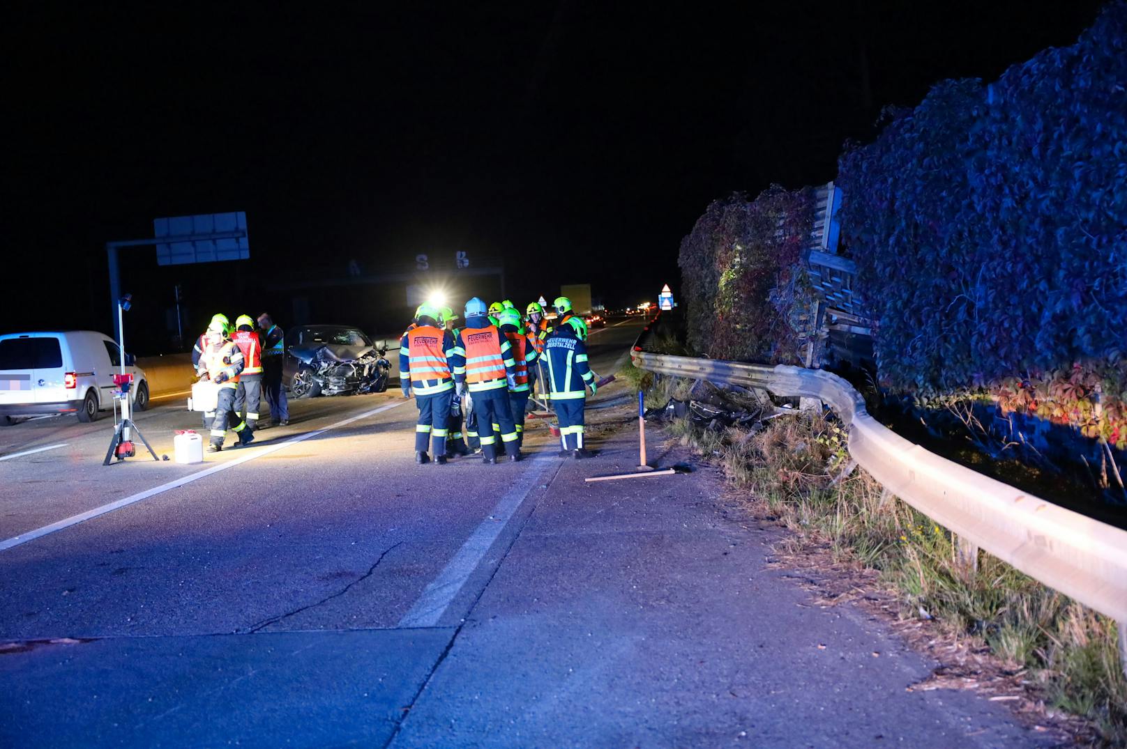 Einen Verletzten hat am späten Donnerstagabend ein schwerer Verkehrsunfall auf der A1 Westautobahn bei Eberstalzell (Bezirk Wels-Land) gefordert.