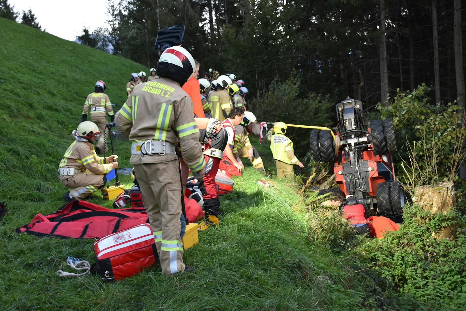 Frau vor Augen ihrer Familie unter Traktor begraben