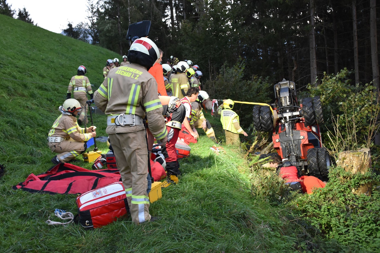 Heute.at - Frau vor Augen ihrer Familie unter Traktor begraben