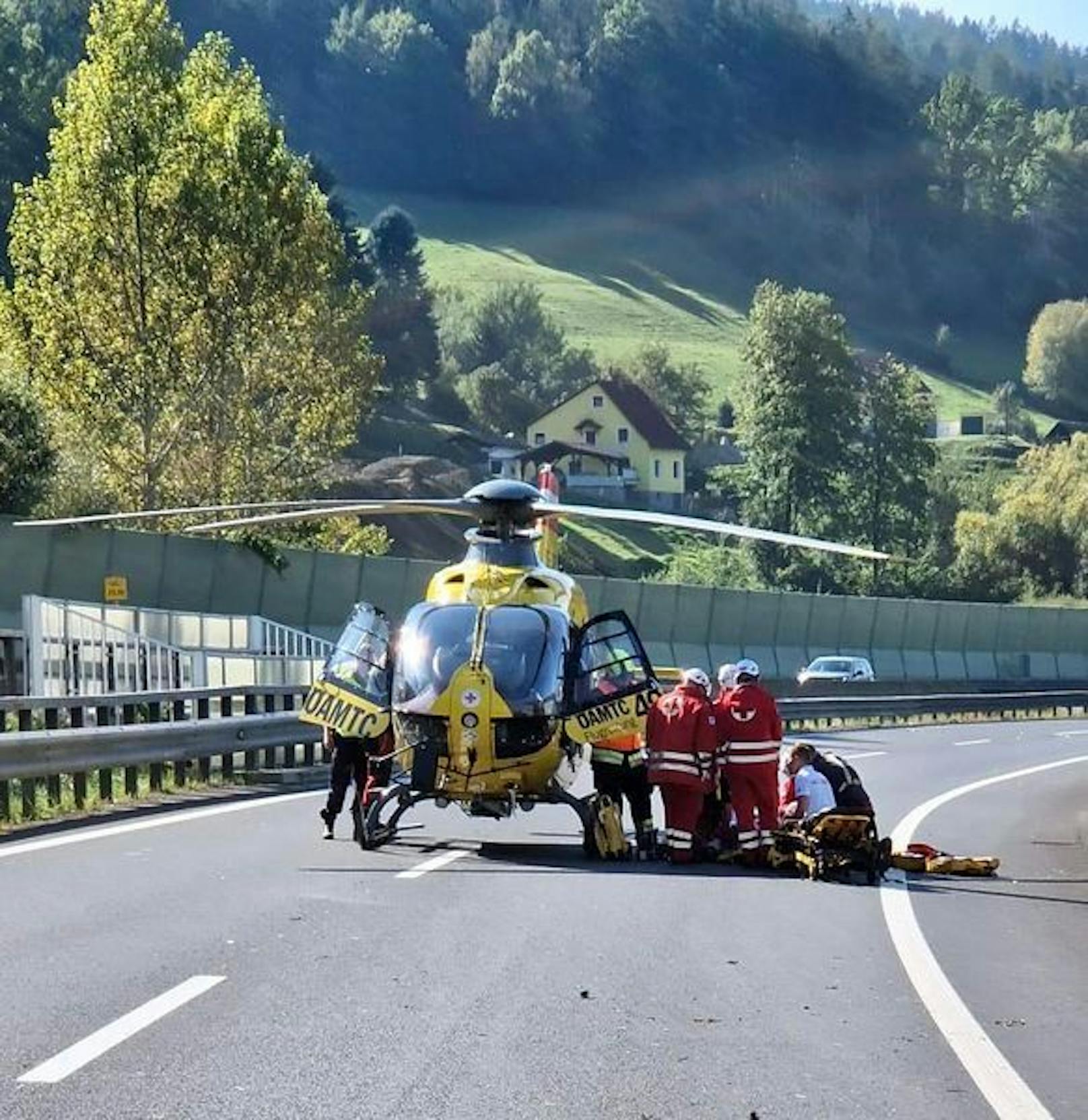 Der Mann wurde mit dem Rettungshubschrauber C 12 in das LKH Graz geflogen. 