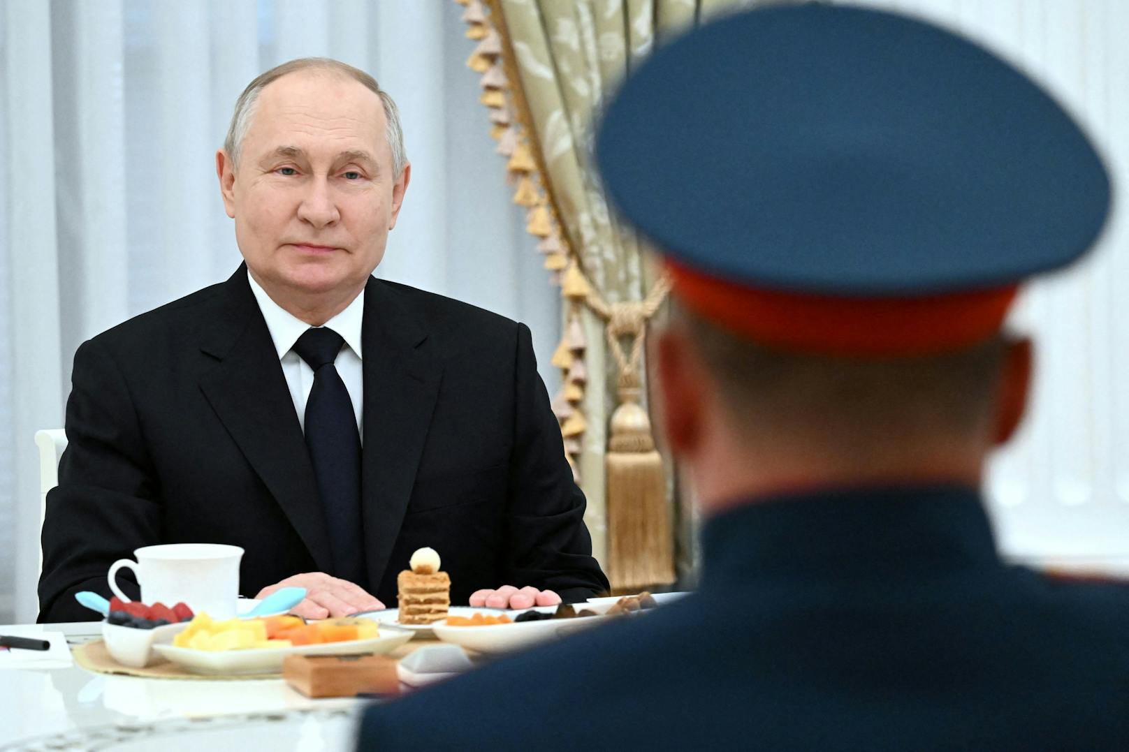 Der russische Präsident Wladimir Putin lässt sich den Krieg mit angeblichen Front-Rückkehrern im Kreml schmecken. Veröffentlicht am 29. September 2023.