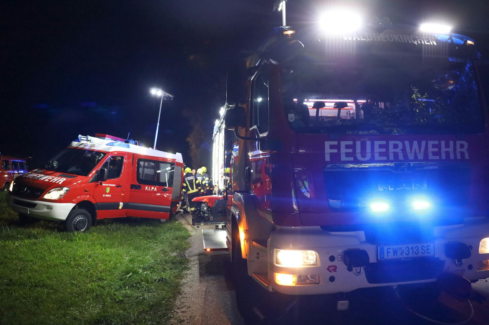 Drei Feuerwehren, Rettungsdienst, Notarzt und die Polizei standen in der Nacht auf Freitag bei einem Küchenbrand in einem Haus in Waldneukirchen (Bezirk Steyr-Land) im Einsatz.