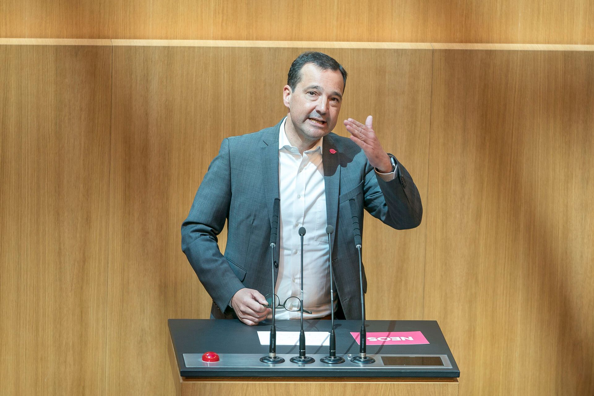 "Österreich sandelt ab und die Bundesregierung macht Wahlkampf". wettert NEOS-Politiker Gerald Loacker.