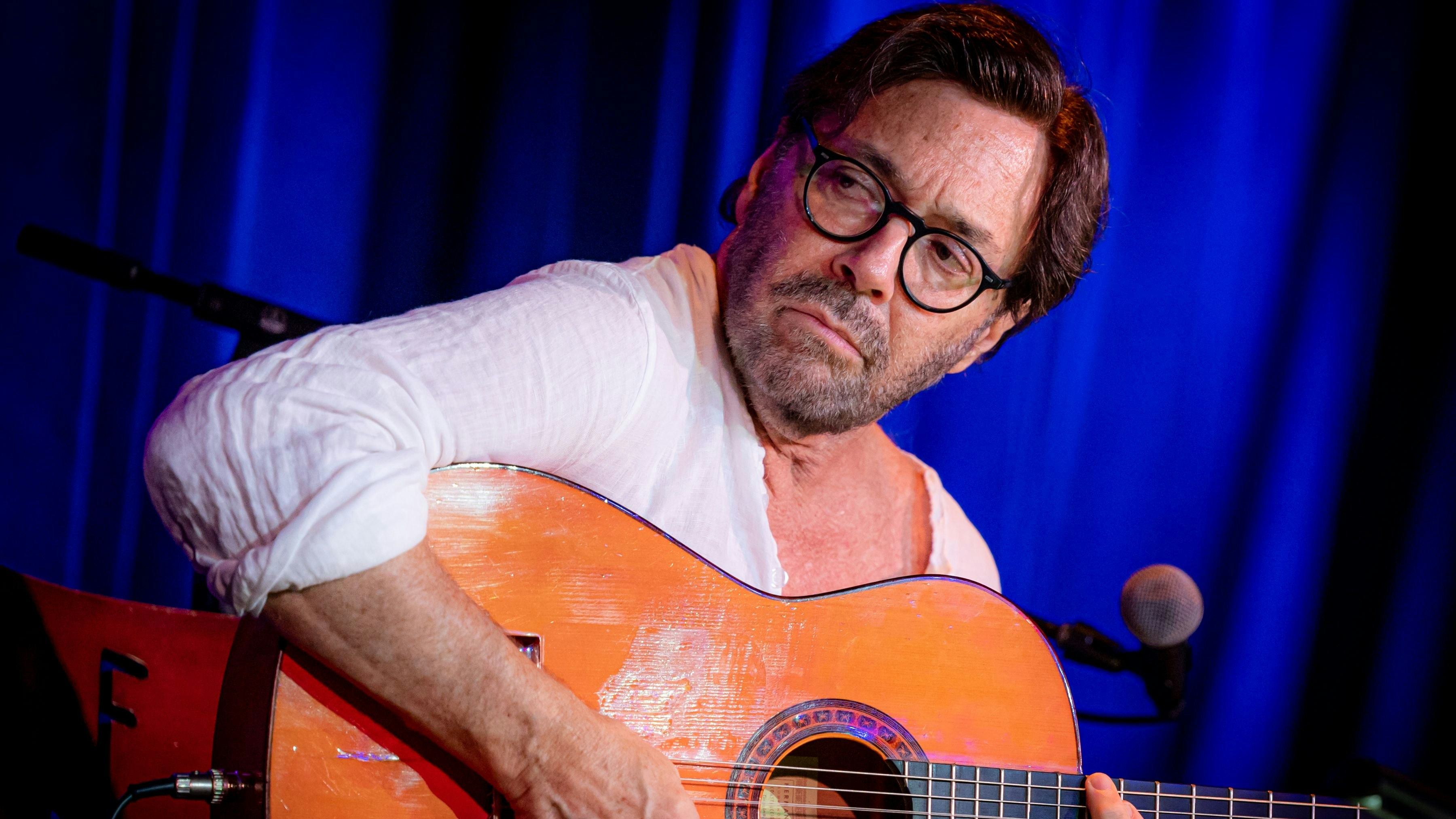 Download von www.picturedesk.com am 30.09.2023 (17:03).  ACT Al Di Meola -- HONOLULU, HI - October 7, 2022: Al Di Meola performs at Blue Note Hawaii at Outrigger Waikiki Resort in Honolulu, HI on October 7, 2022 Credit: Erik Kabik Photography/ MediaPunch - 20221007_PD14437 - Rechteinfo: Rights Managed (RM)