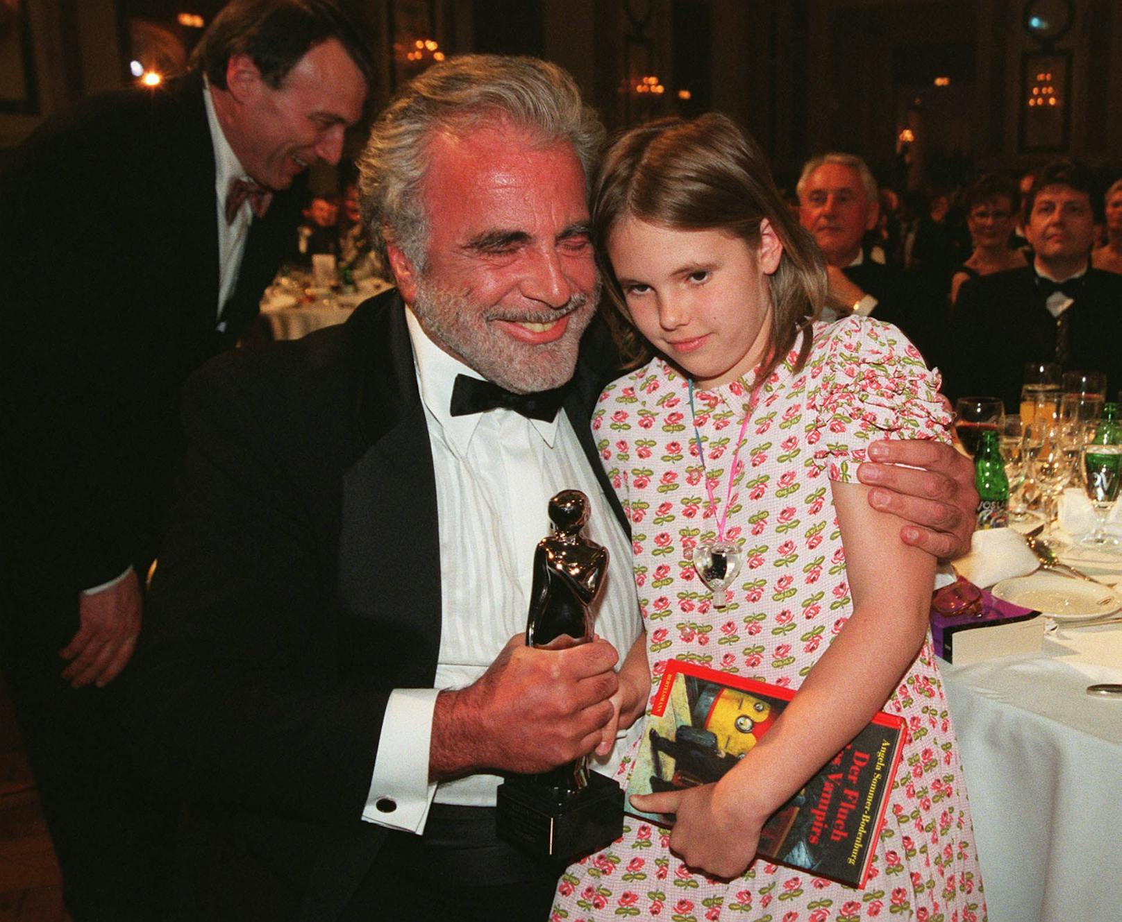 Maximilian Schell mit seiner Tochter Nastassja, damals zehn Jahre alt, bei der "Romy"-Gala 1999.&nbsp;