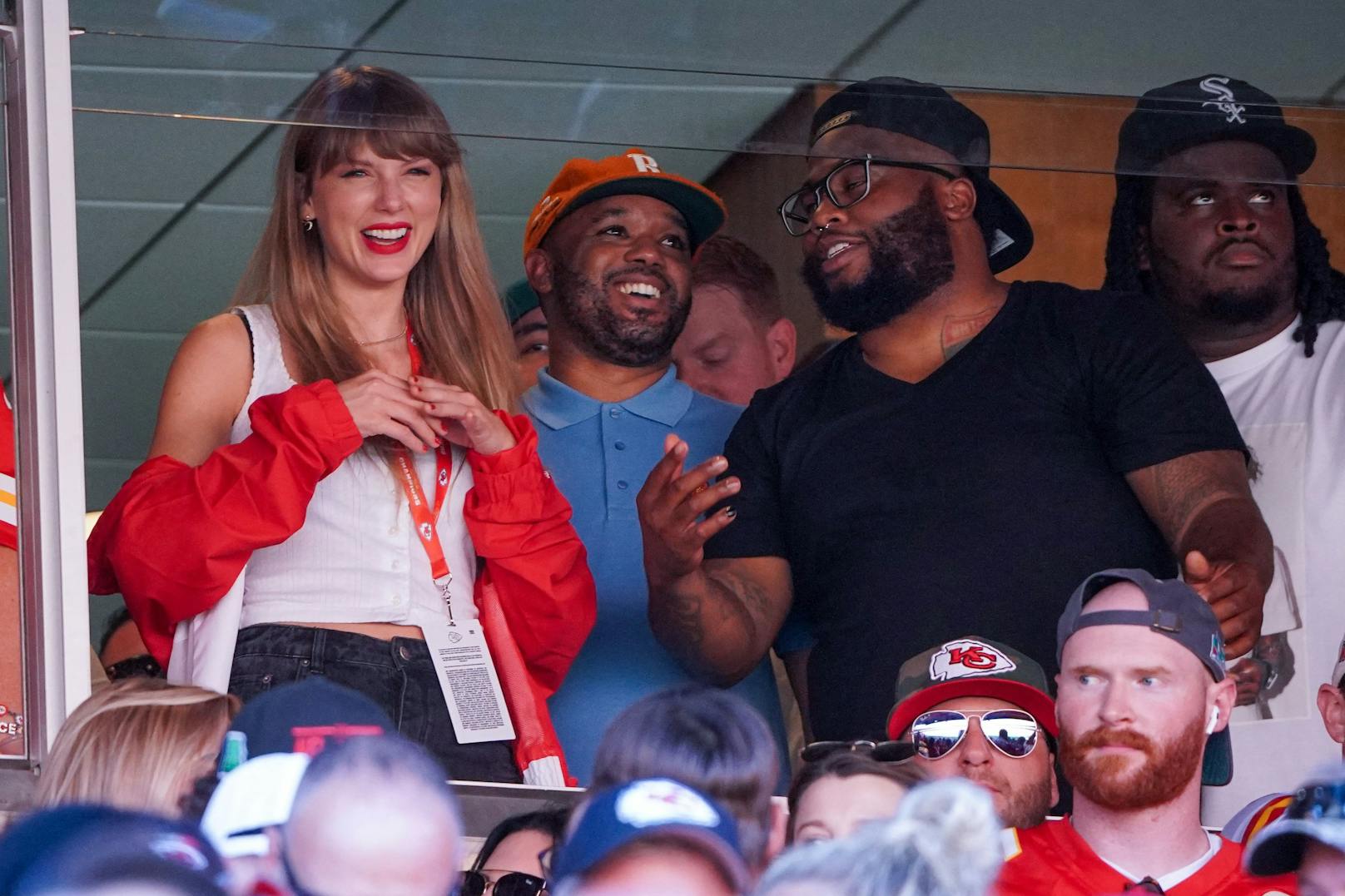 Es ist nicht das erste Mal, dass Taylor Swift bei einem Spiel von Travis Kelce gesichtet wurde. Bereits vor Kurzem heizte sie mit ihrer Anwesenheit Dating-Gerüchte an.