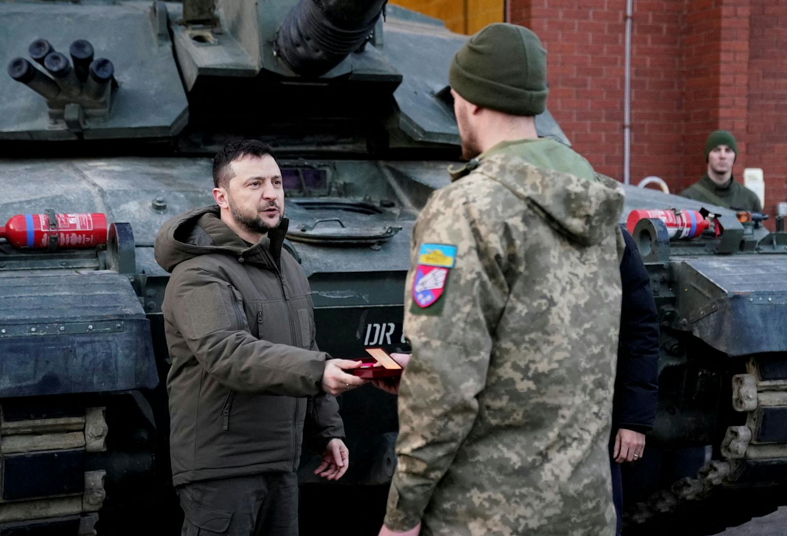 Selenskyj verkündet eine gigantische Rüstungs-Allianz. Basis der Vereinigung sei eine Erklärung, die bisher von 13 herausragenden Waffenherstellern unterzeichnet worden sei, teilte Selenski am Samstag in sozialen Netzwerken mit.