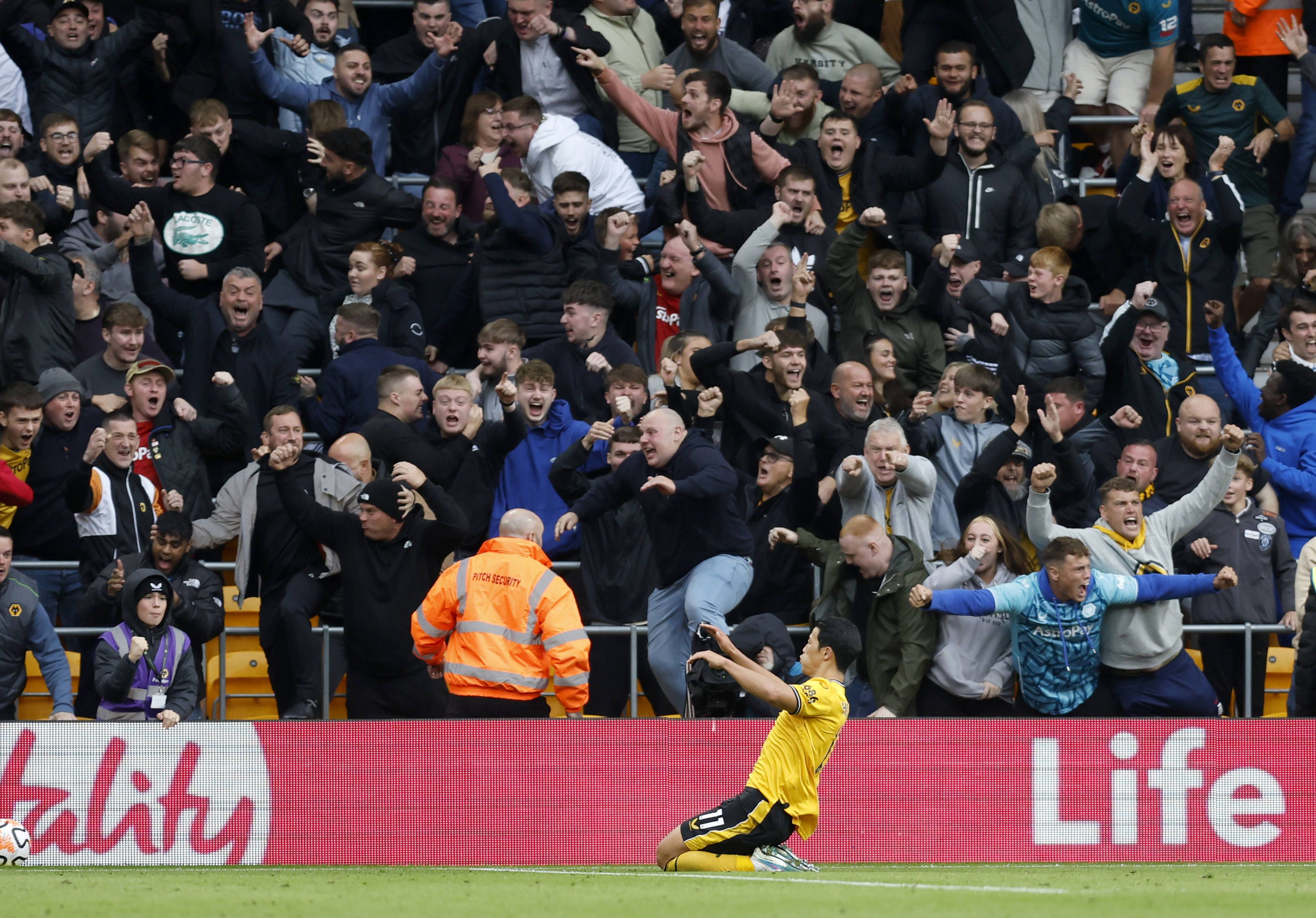 Hee-Chan Hwang bejubelt seinen Treffer gegen Manchester City. 