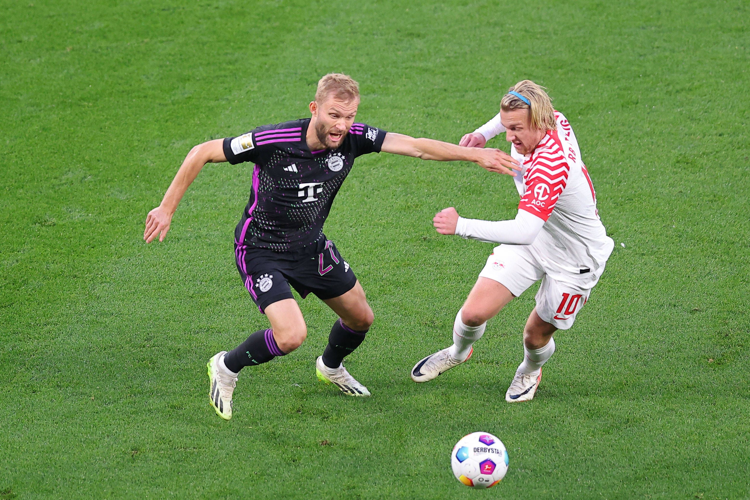 Konrad Laimer im Duell mit Leipzigs Emil Forsberg. 