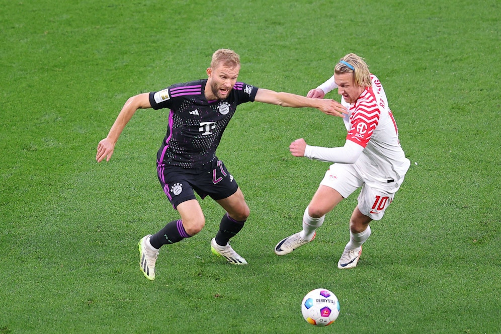 Konrad Laimer im Duell mit Leipzigs Emil Forsberg. 