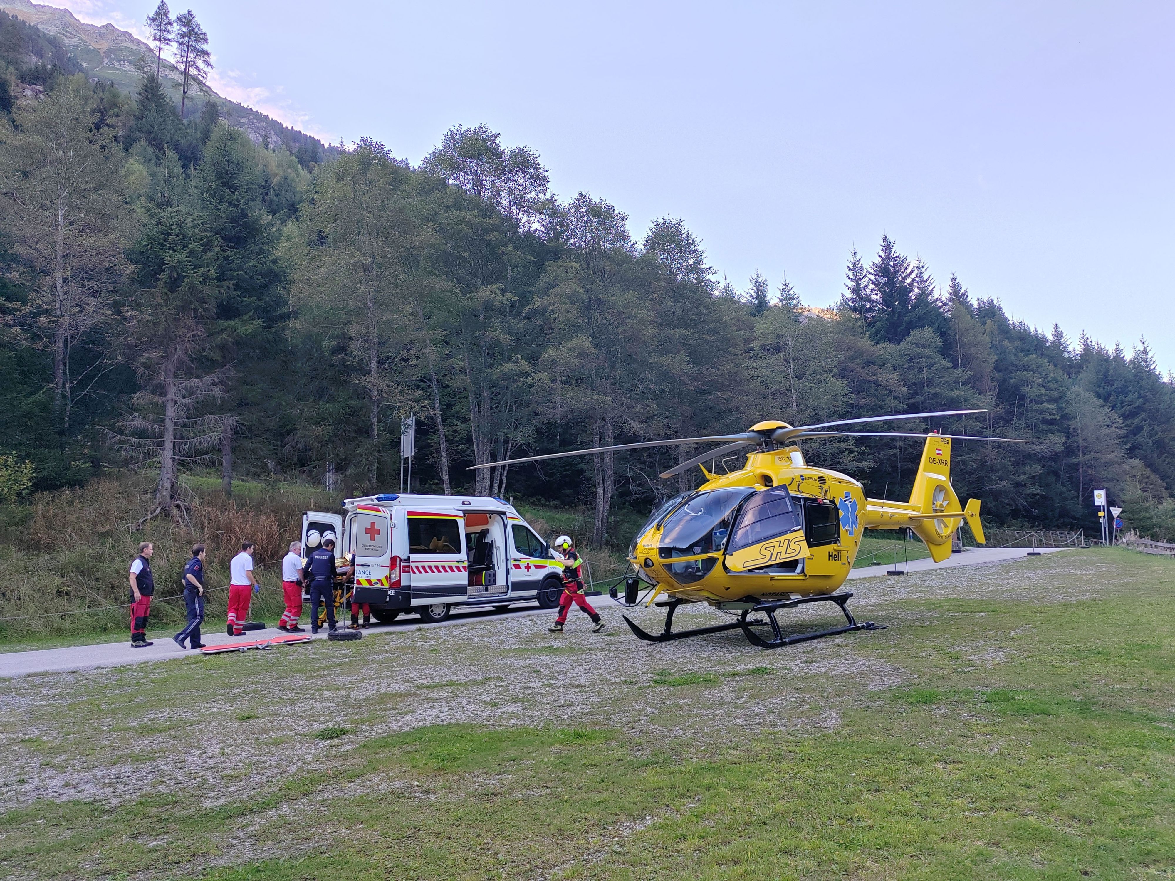 Die Einsatzkräfte waren rasch zur Stelle, die Radfahrerin wurde ins Unfallkrankenhaus nach Graz geflogen (Symbolbild).