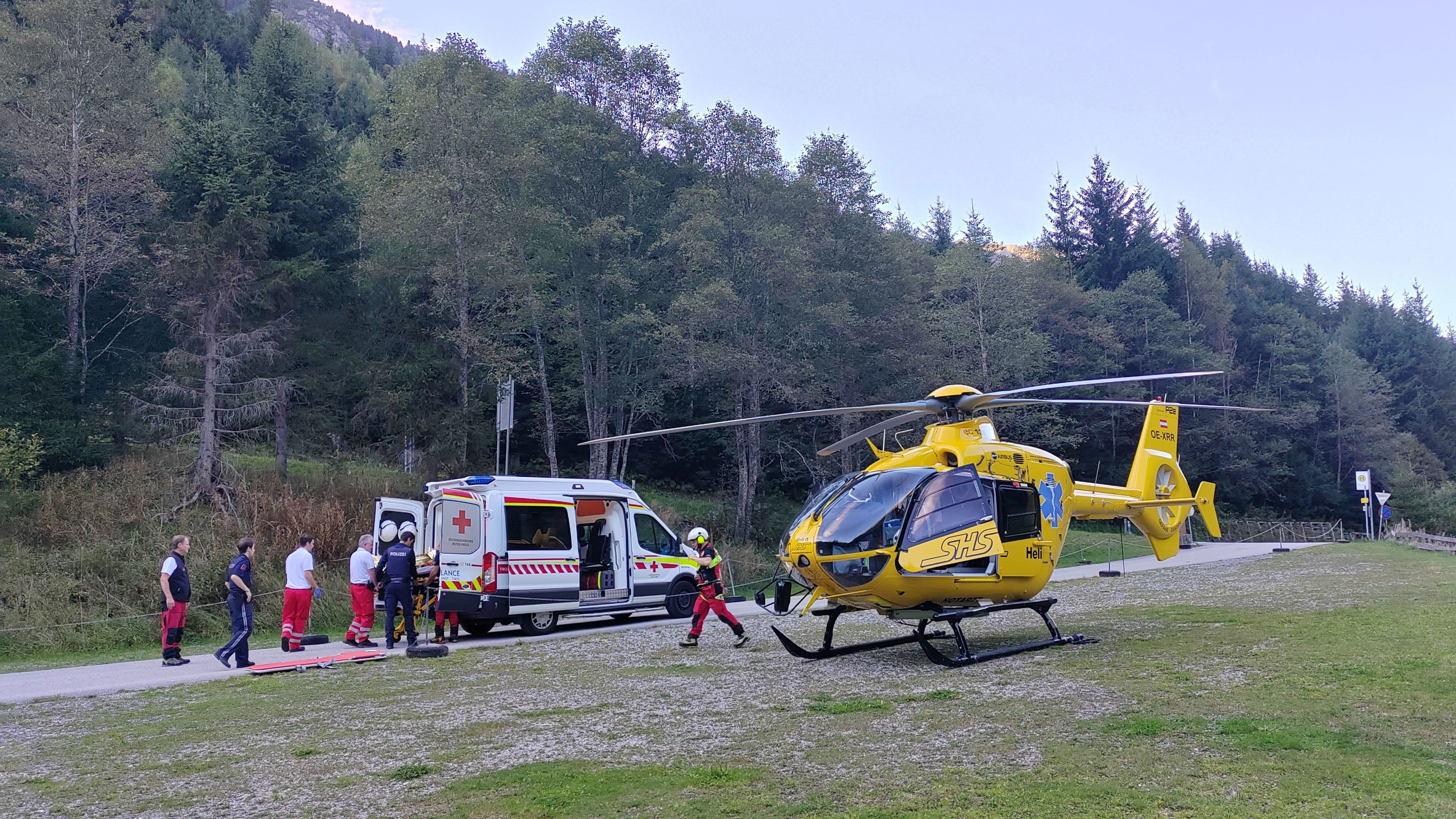 Heute.at - Radfahrerin prallte gegen Baum - Heli im Einsatz