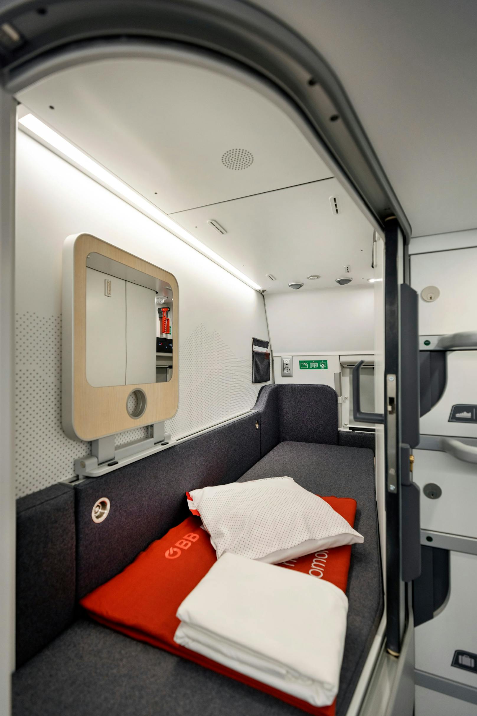 In den neuen innovativen Mini Cabins, den Einzelschlafplätzen im Liegewagen, befindet sich auf kompaktem Raum alles Nötige für die ungestörte Nachtreise ...