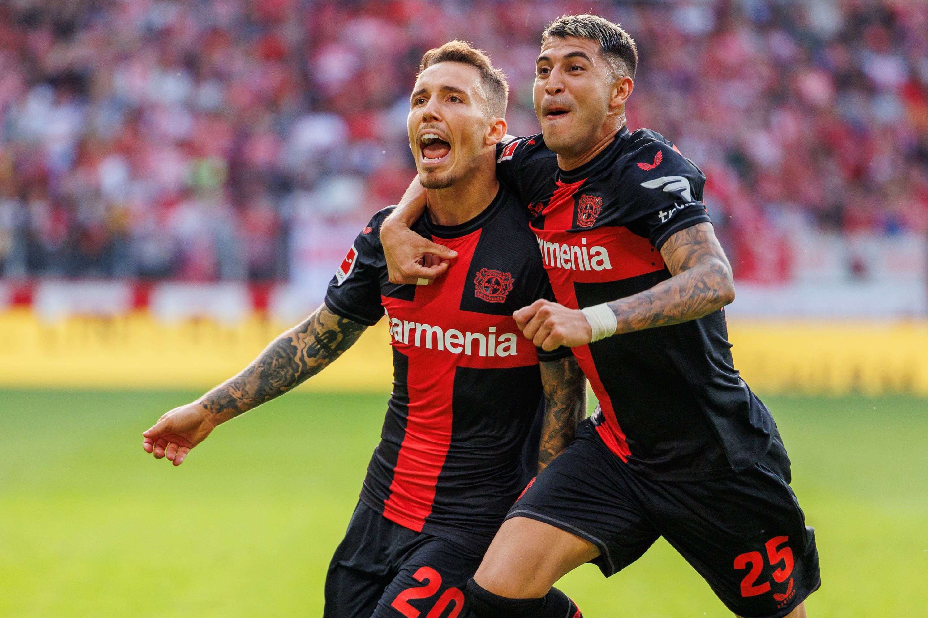 Bayer Leverkusen bejubelt den Sieg in Mainz. 